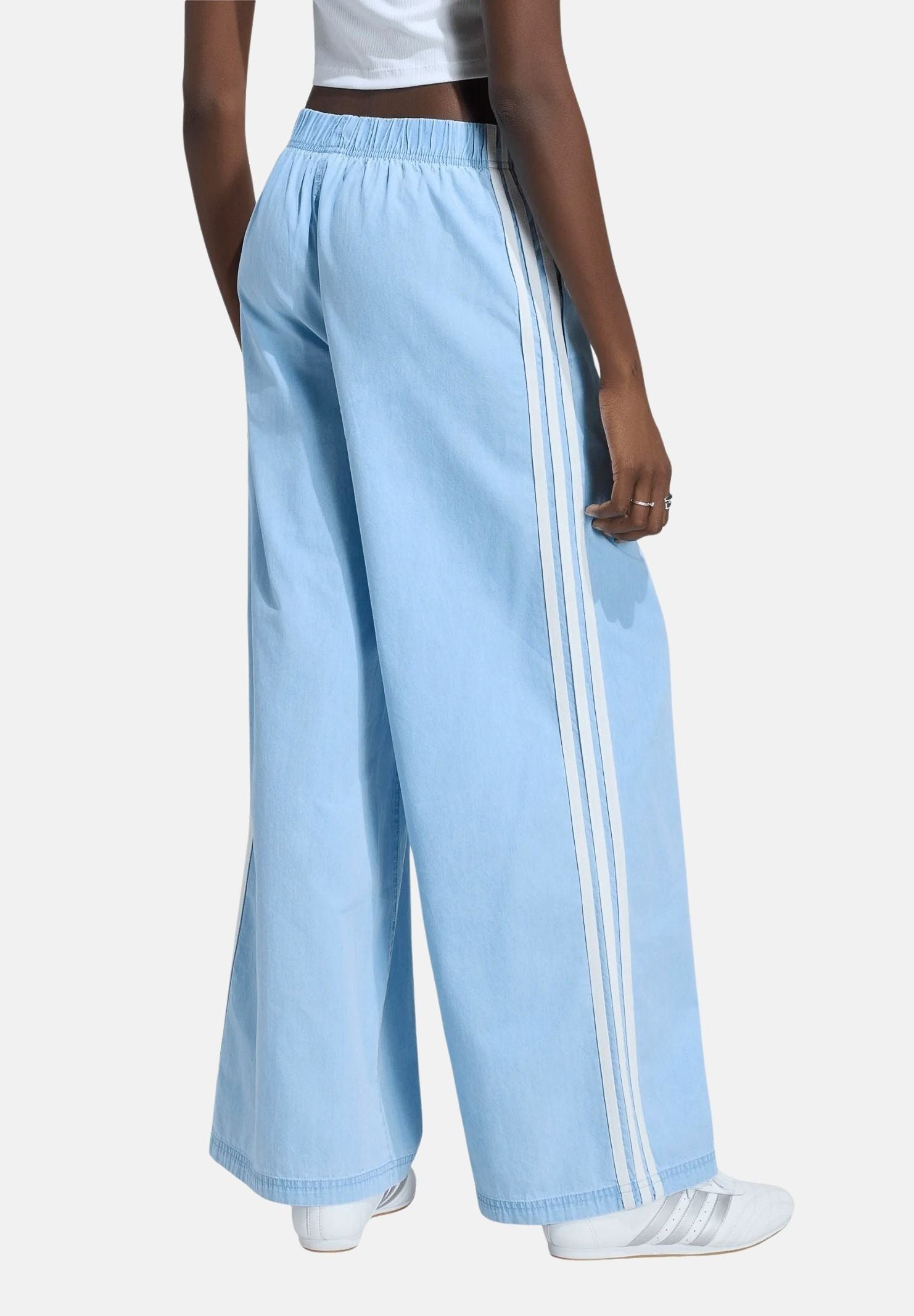 ADIDAS ORIGINALS Pantalone SUMMER GLOW light-denim, azzurro chiaro, da donna, con iconiche 3-Stripes a contrasto KY8111 . ADIDAS ORIGINALS