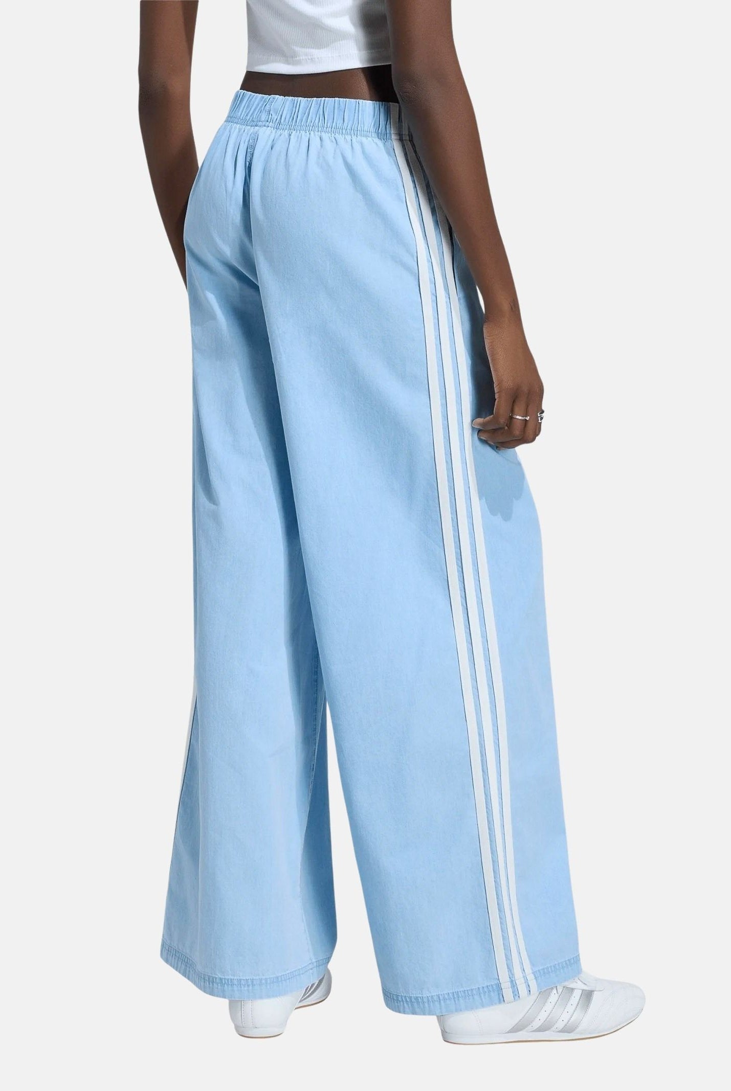 ADIDAS ORIGINALS Pantalone SUMMER GLOW light-denim, azzurro chiaro, da donna, con iconiche 3-Stripes a contrasto KY8111 . ADIDAS ORIGINALS