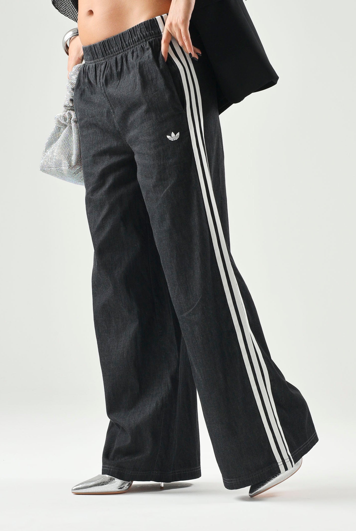 ADIDAS ORIGINALS Pantalone SUMMER GLOW medium black, nero, da donna con iconiche 3-Stripes a contrasto KY8112 . ADIDAS ORIGINALS