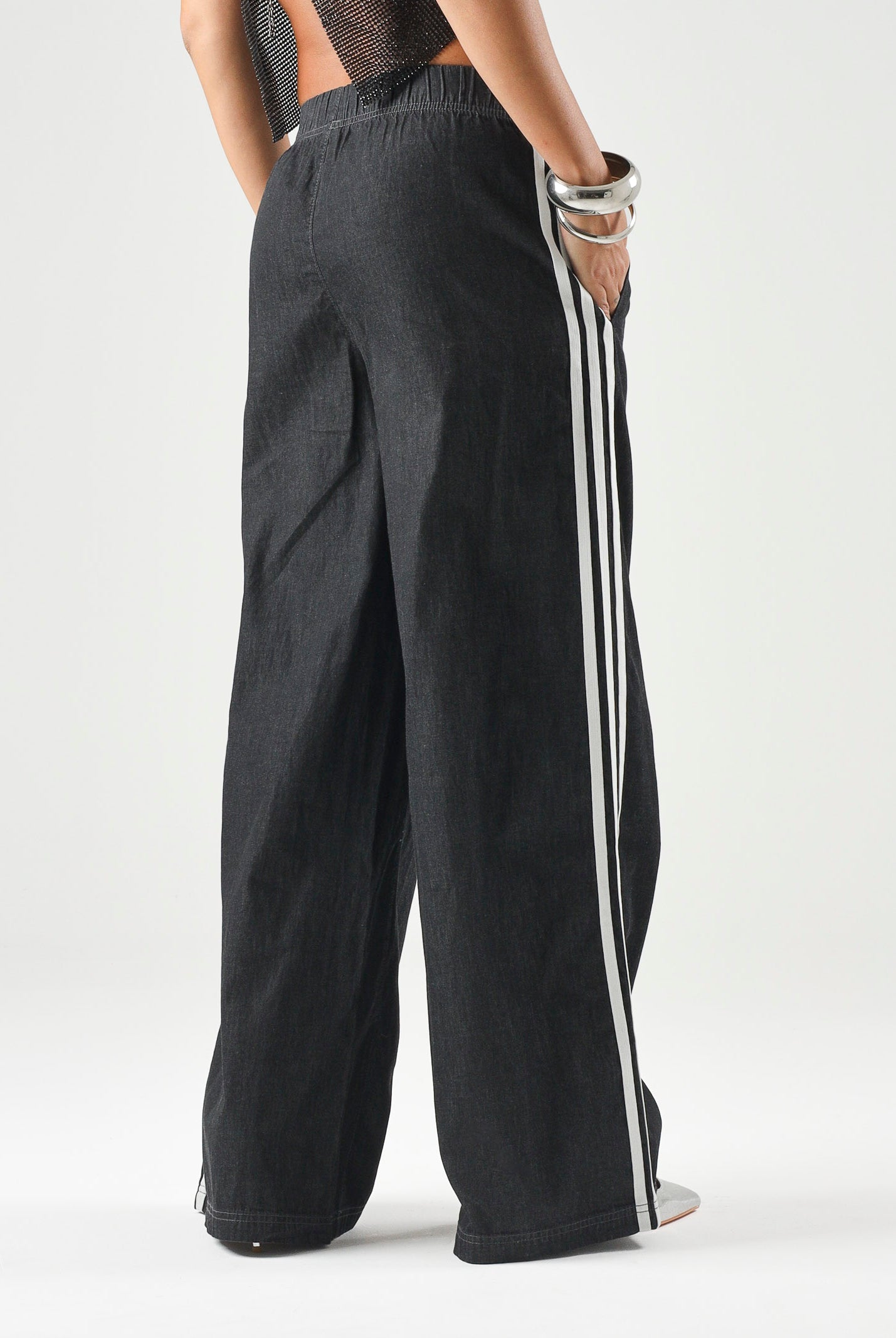 ADIDAS ORIGINALS Pantalone SUMMER GLOW medium black, nero, da donna con iconiche 3-Stripes a contrasto KY8112 . ADIDAS ORIGINALS