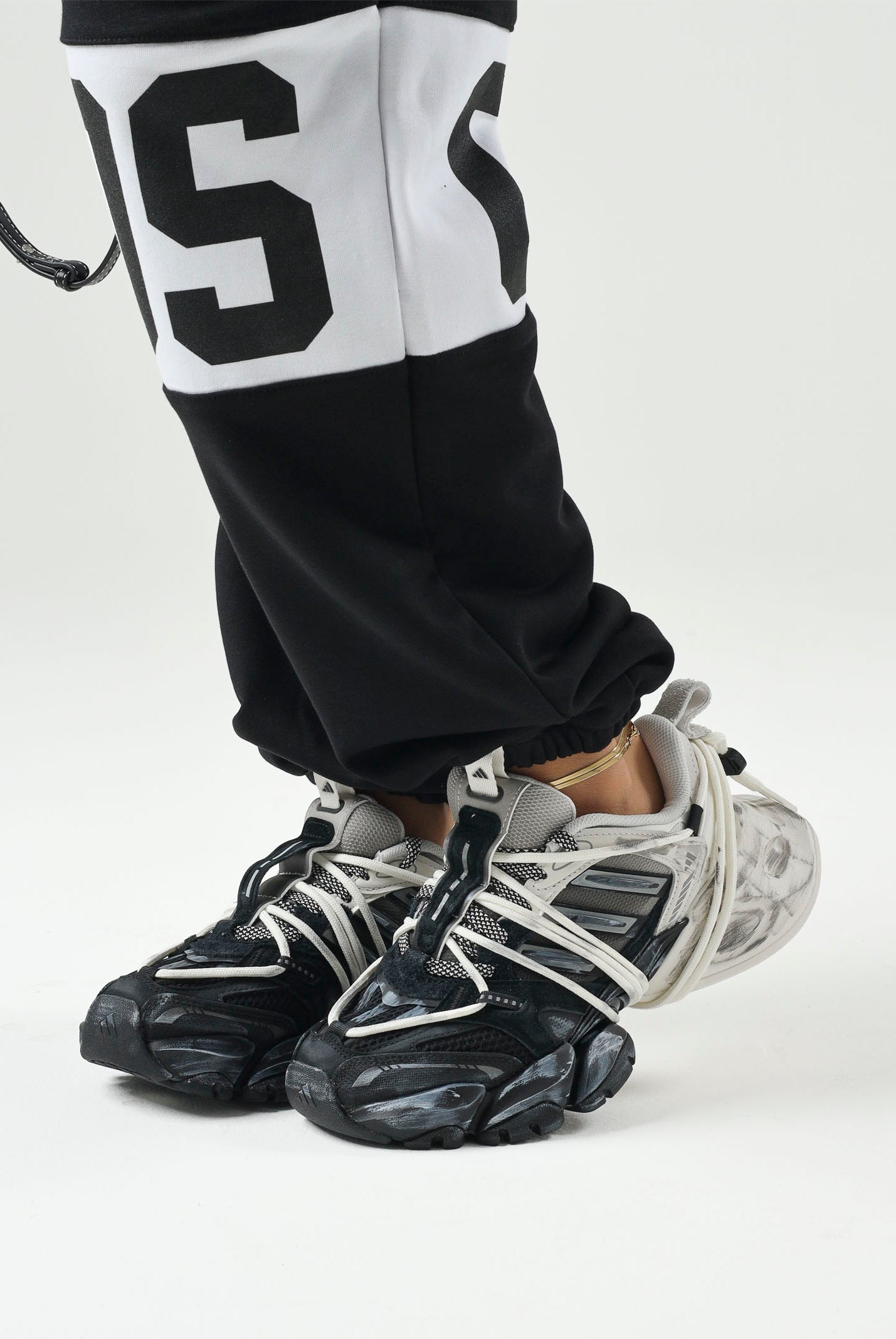 ADIDAS ORIGINALS Sneakers XLG RUNNER DELUXE 2.0 Core Black/Iron Metallic/Silver Metallic, nero e argento, per uomo e donna KZ7201 . ADIDAS ORIGINALS