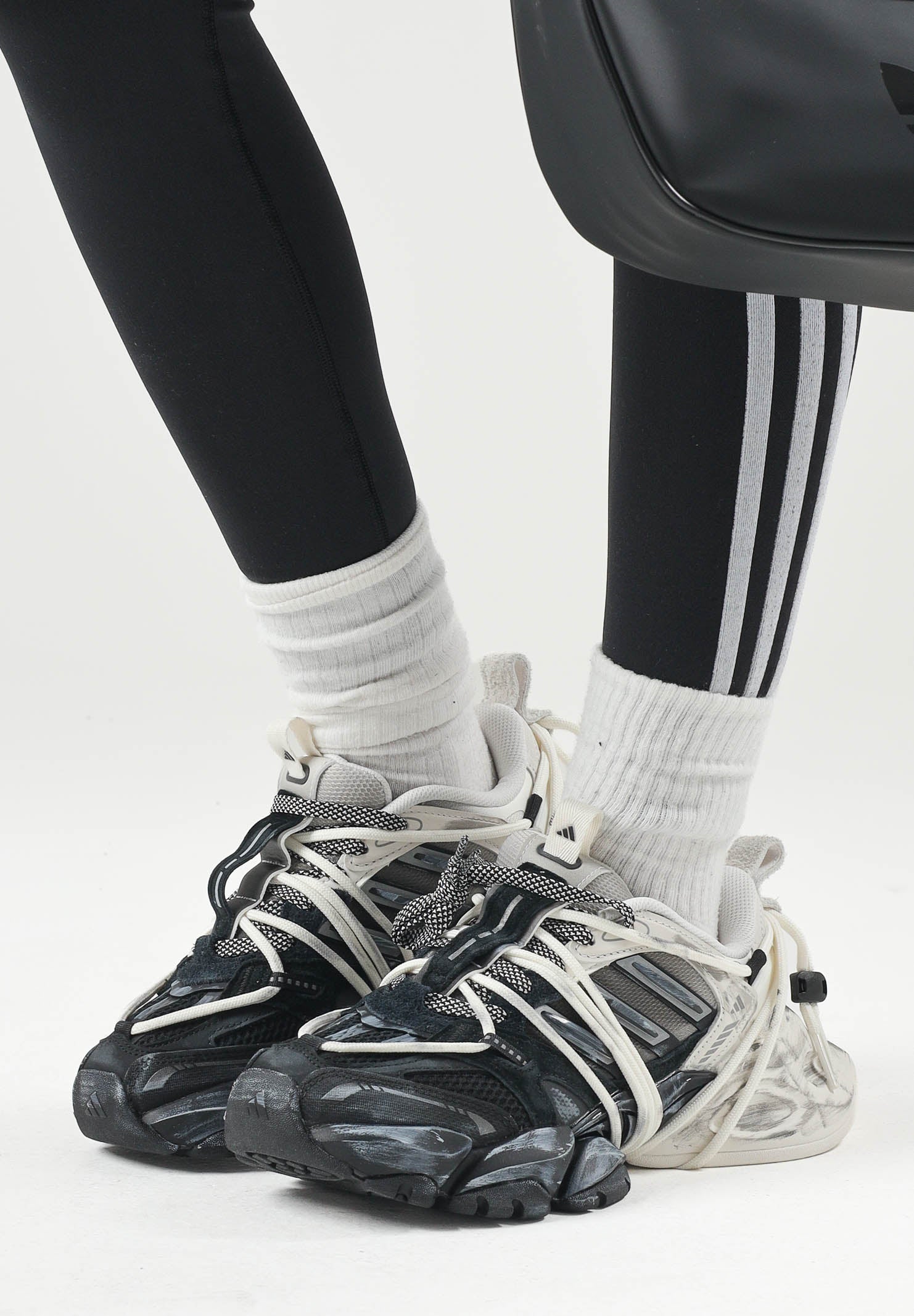 ADIDAS ORIGINALS Sneakers XLG RUNNER DELUXE 2.0 nere e argento per uomo e donna con design chunky KZ7201 . ADIDAS ORIGINALS