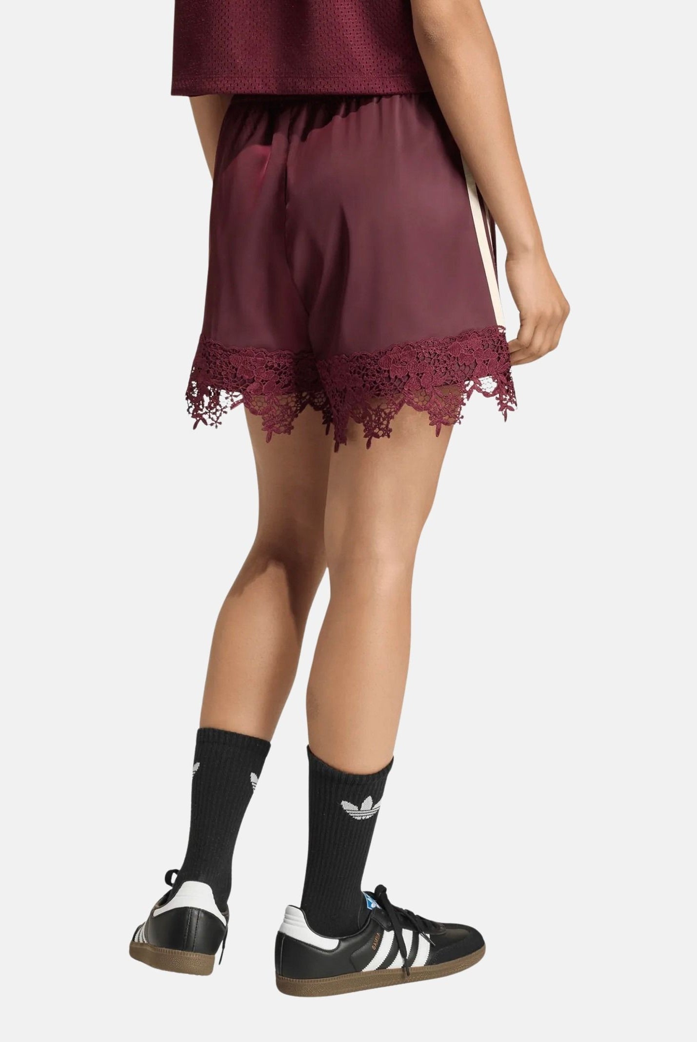 ADIDAS ORIGINALS Shorts SATIN maroon-bordeaux da donna con bande laterali 3-Stripes e dettaglio in pizzo sul fondo. LD1810 . ADIDAS ORIGINALS