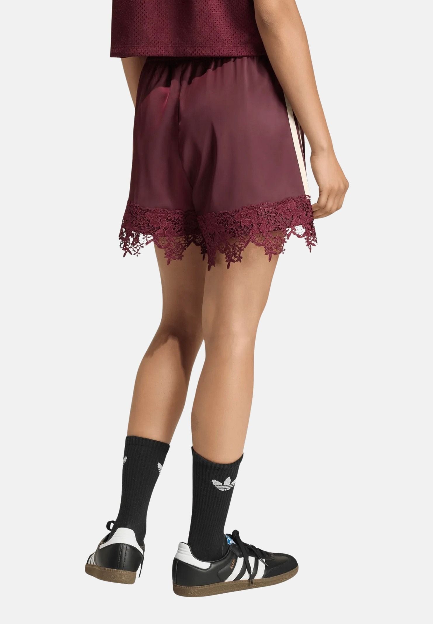 ADIDAS ORIGINALS Shorts SATIN maroon-bordeaux da donna con bande laterali 3-Stripes e dettaglio in pizzo sul fondo. LD1810 . ADIDAS ORIGINALS