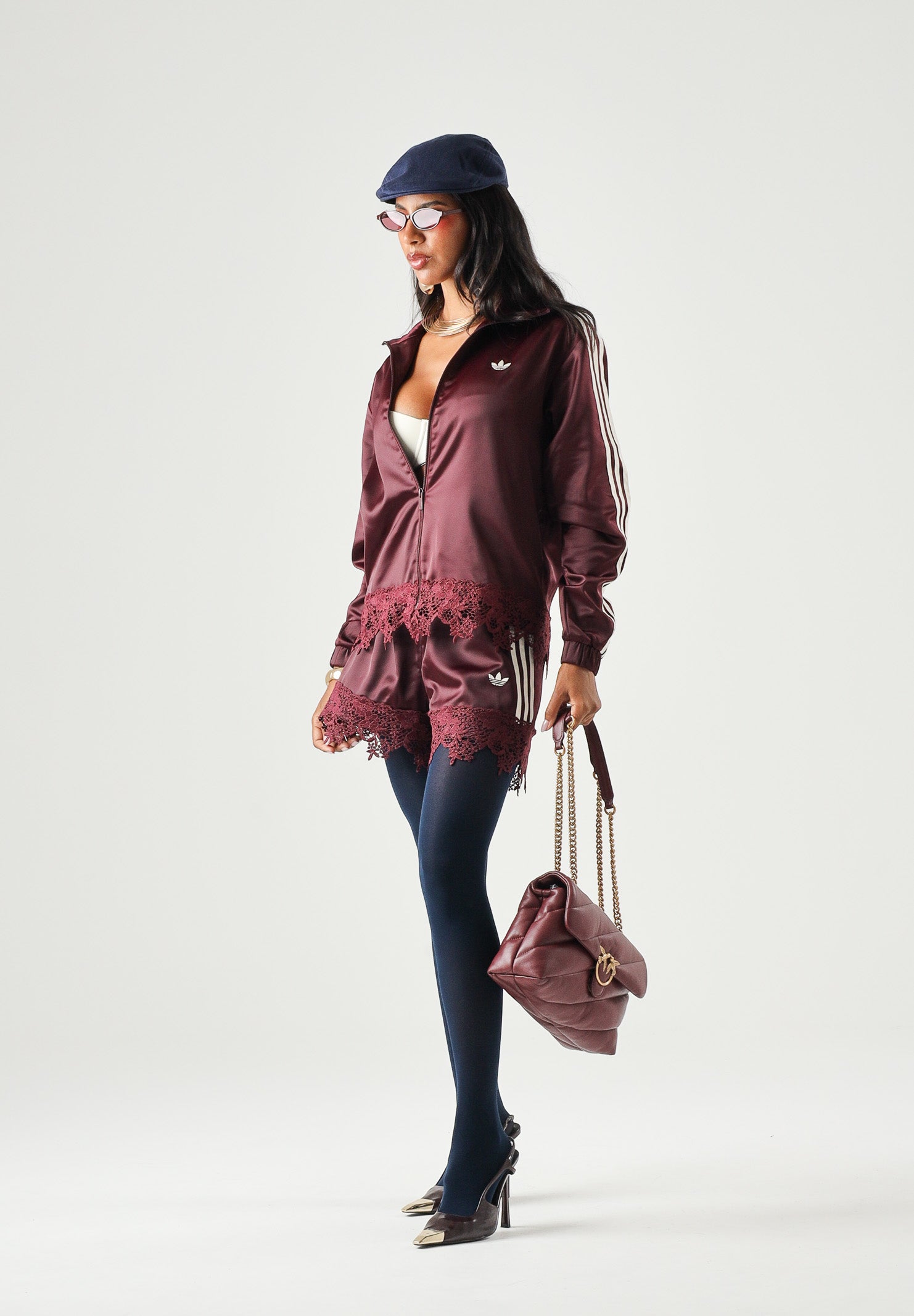ADIDAS ORIGINALS Shorts SATIN maroon-bordeaux da donna con bande laterali 3-Stripes e dettaglio in pizzo sul fondo. LD1810 . ADIDAS ORIGINALS