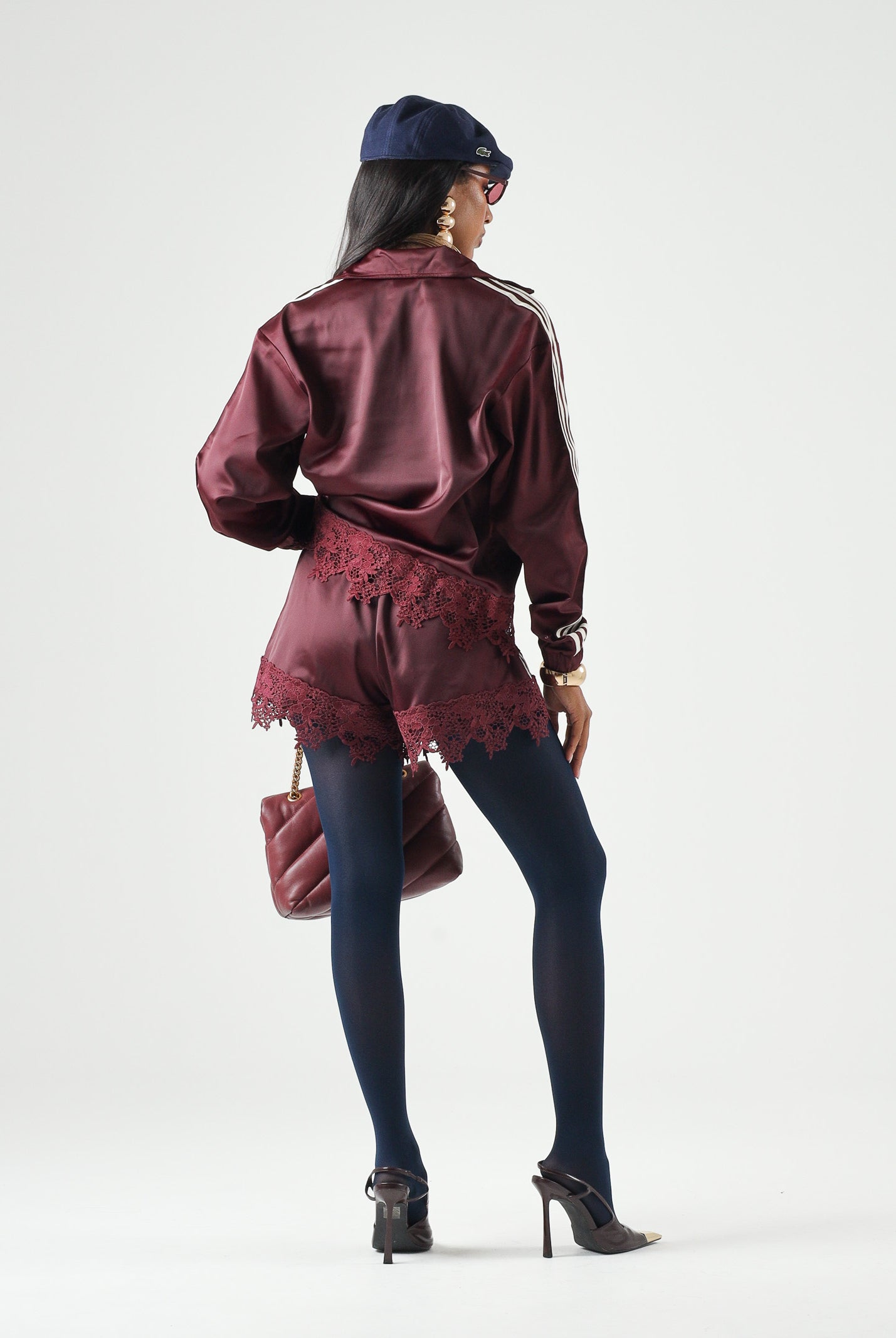 ADIDAS ORIGINALS Shorts SATIN maroon-bordeaux da donna con bande laterali 3-Stripes e dettaglio in pizzo sul fondo. LD1810 . ADIDAS ORIGINALS