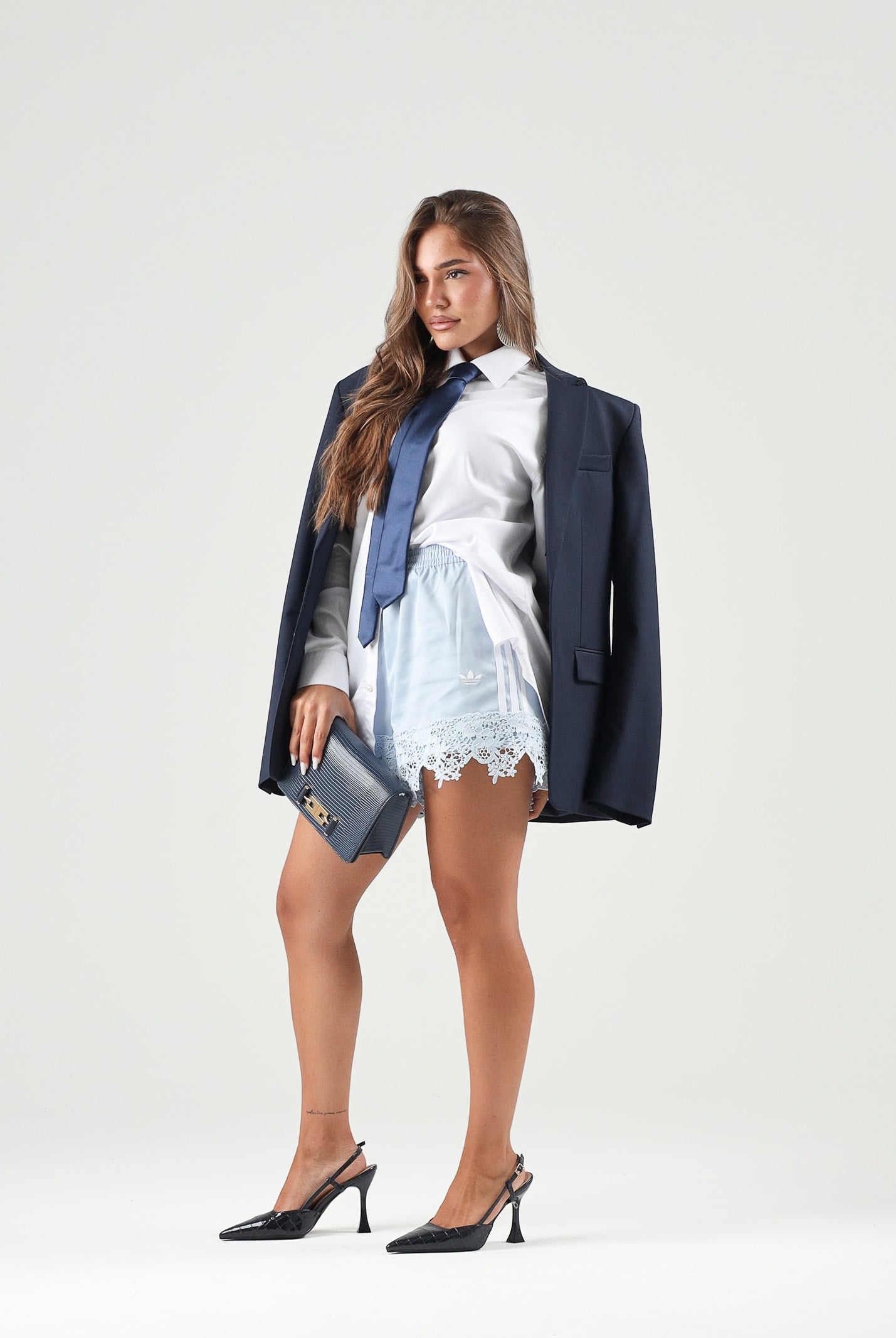 ADIDAS ORIGINALS Shorts azzurro da donna con pizzo LD1812 . ADIDAS ORIGINALS