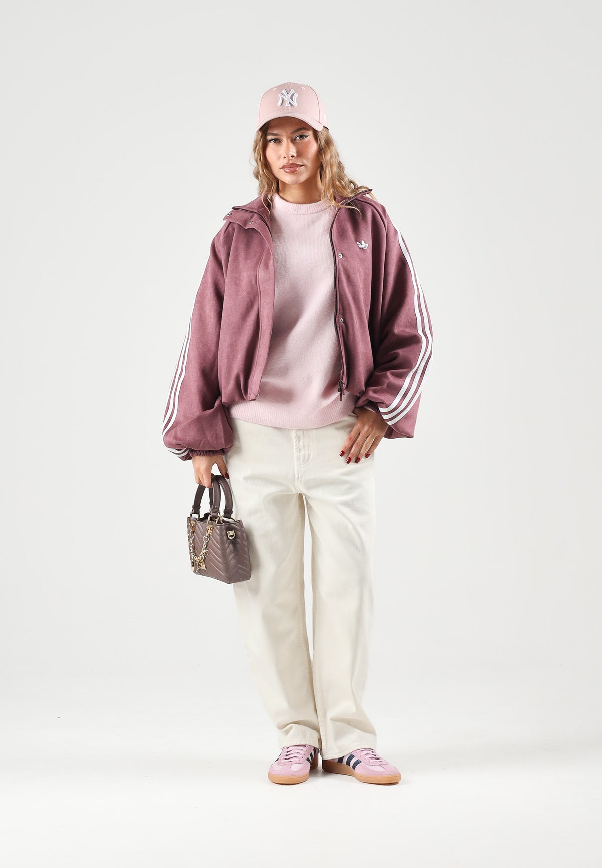 ADIDAS ORIGINALS Felpa con zip ADILENIUM SEASON 6 FAUX SUEDE TRACK TOP Maroon bordeaux scuro da donna in tessuto spacer effetto scamosciato sintetico, con collo alto, zip frontale integrale, tre strisce sulle maniche e logo Trifoglio sul petto. LH1920 . ADIDAS ORIGINALS