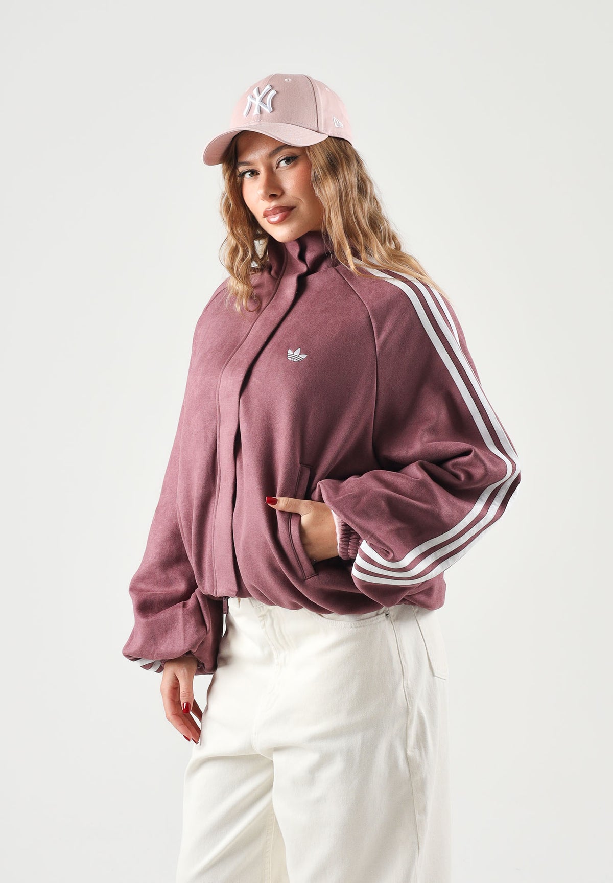 ADIDAS ORIGINALS Felpa con zip ADILENIUM SEASON 6 FAUX SUEDE TRACK TOP Maroon bordeaux da donna, effetto scamosciato, con zip, tre strisce e logo Trifoglio. LH1920 . ADIDAS ORIGINALS