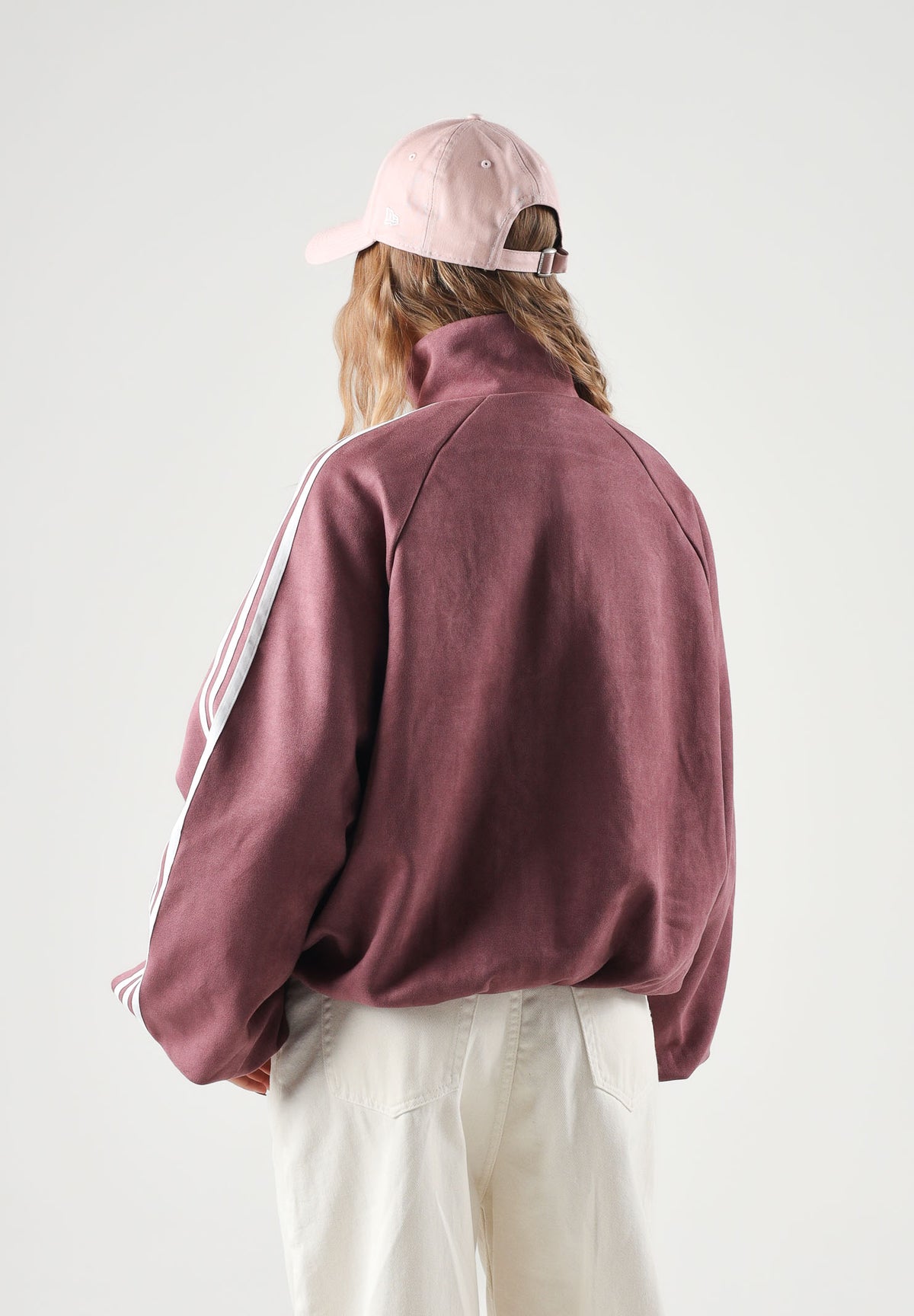 ADIDAS ORIGINALS Felpa con zip ADILENIUM SEASON 6 FAUX SUEDE TRACK TOP Maroon bordeaux da donna, effetto scamosciato, con zip, tre strisce e logo Trifoglio. LH1920 . ADIDAS ORIGINALS