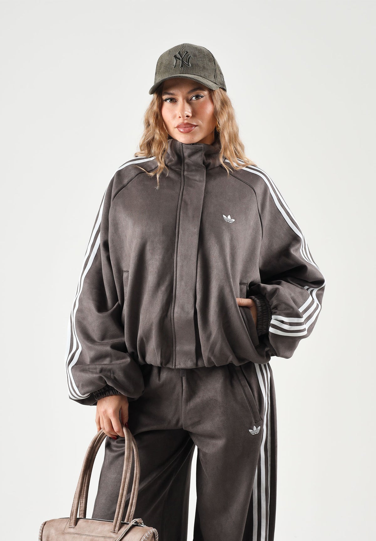ADIDAS ORIGINALS Felpa con zip ADILENIUM SEASON 6 FAUX SUEDE TRACK TOP Aurora Coffee marrone caffè da donna, in tessuto effetto camoscio sintetico, con collo alto, tre strisce laterali sulle maniche e logo del Trifoglio sul petto. LH1921 . ADIDAS ORIGINALS