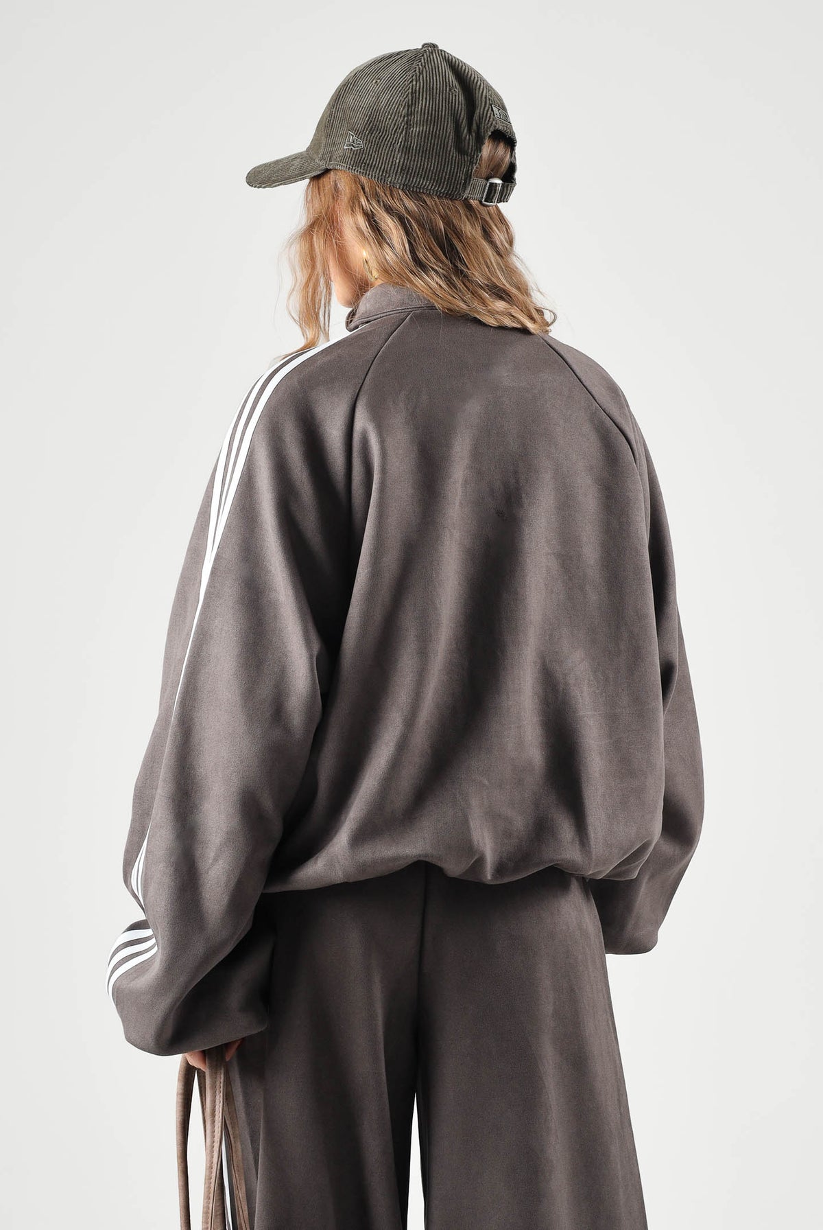 ADIDAS ORIGINALS Felpa con zip ADILENIUM SEASON 6 FAUX SUEDE TRACK TOP Aurora Coffee marrone caffè da donna, in tessuto effetto camoscio sintetico, con collo alto, tre strisce laterali sulle maniche e logo del Trifoglio sul petto. LH1921 . ADIDAS ORIGINALS