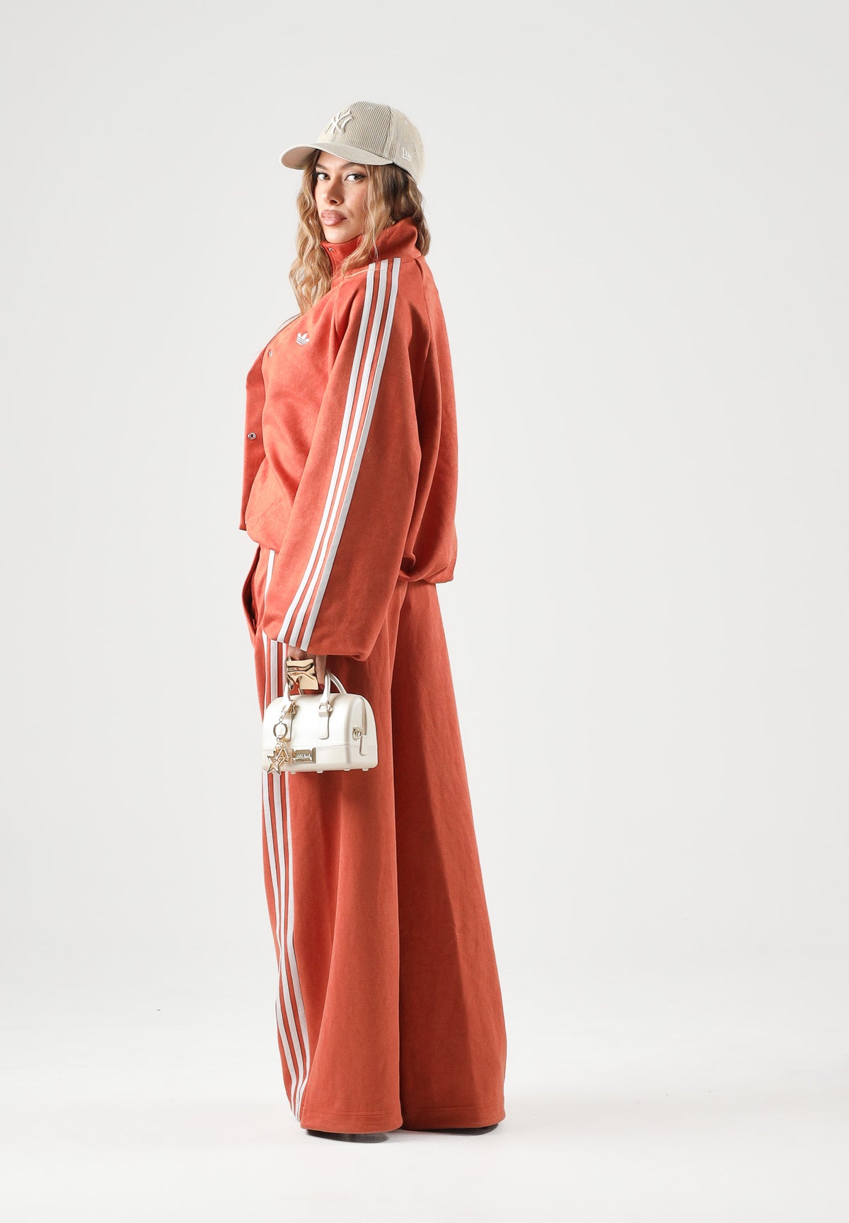 ADIDAS ORIGINALS Felpa con zip ADILENIUM SEASON 6 FAUX SUEDE TRACK TOP Vermillion arancione vermiglio da donna in tessuto spacer effetto scamosciato sintetico, con collo alto, zip frontale integrale, maniche lunghe con tre strisce bianche a contrasto LH1922 . ADIDAS ORIGINALS