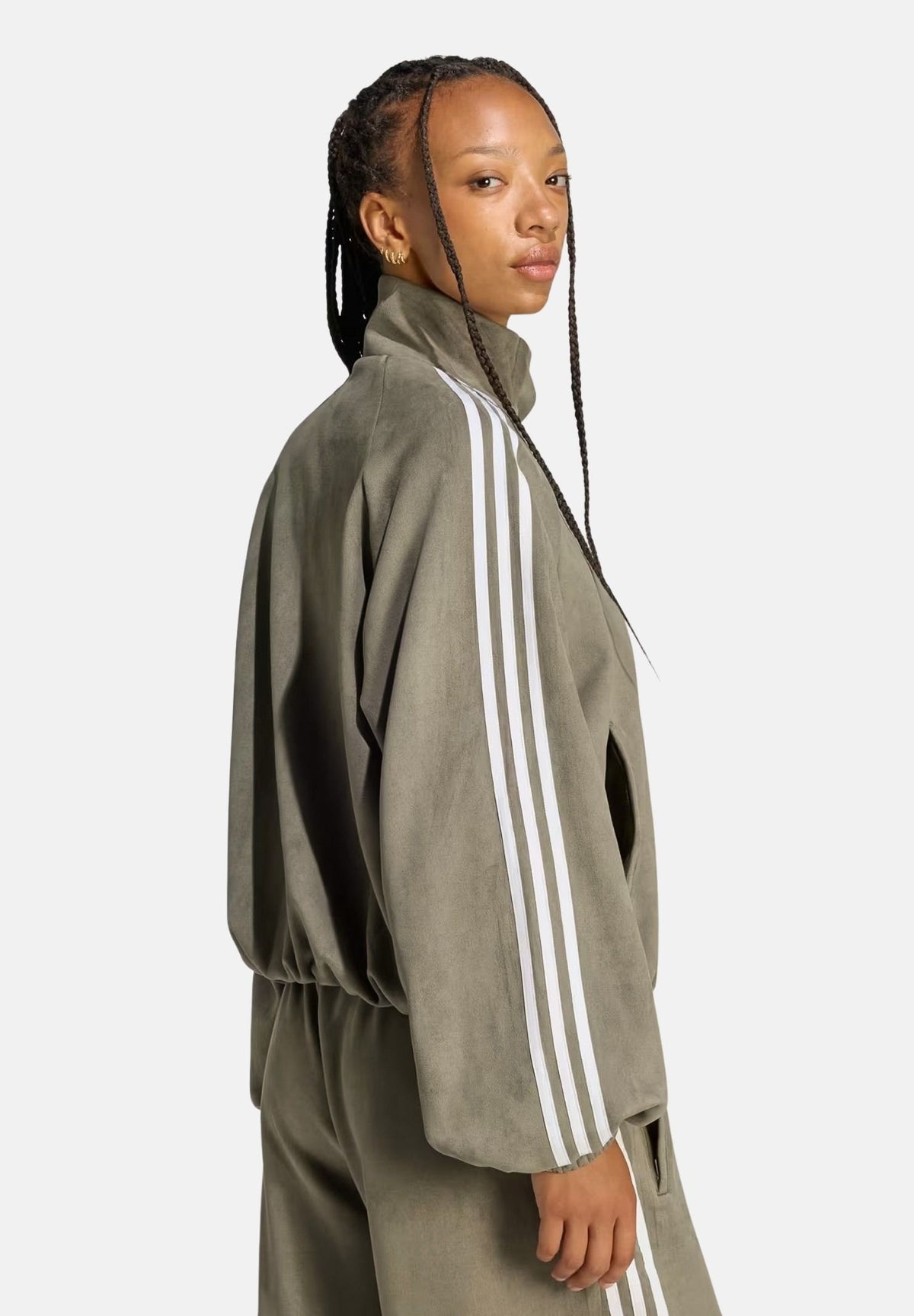 ADIDAS ORIGINALS Felpa con zip ADILENIUM SEASON 6 FAUX SUEDE TRACK TOP Olive Strata verde oliva da donna, in tessuto effetto camoscio sintetico, con collo alto, tre strisce a contrasto sulle maniche e logo del Trifoglio sul petto. LH1923 . ADIDAS ORIGINALS