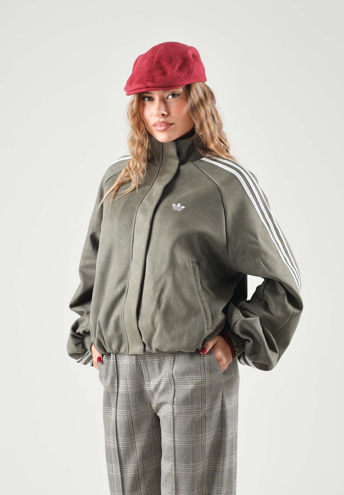 ADIDAS ORIGINALS Felpa con zip ADILENIUM SEASON 6 FAUX SUEDE TRACK TOP Olive Strata verde oliva da donna, in tessuto effetto camoscio sintetico, con collo alto, tre strisce a contrasto sulle maniche e logo del Trifoglio sul petto. LH1923 . ADIDAS ORIGINALS