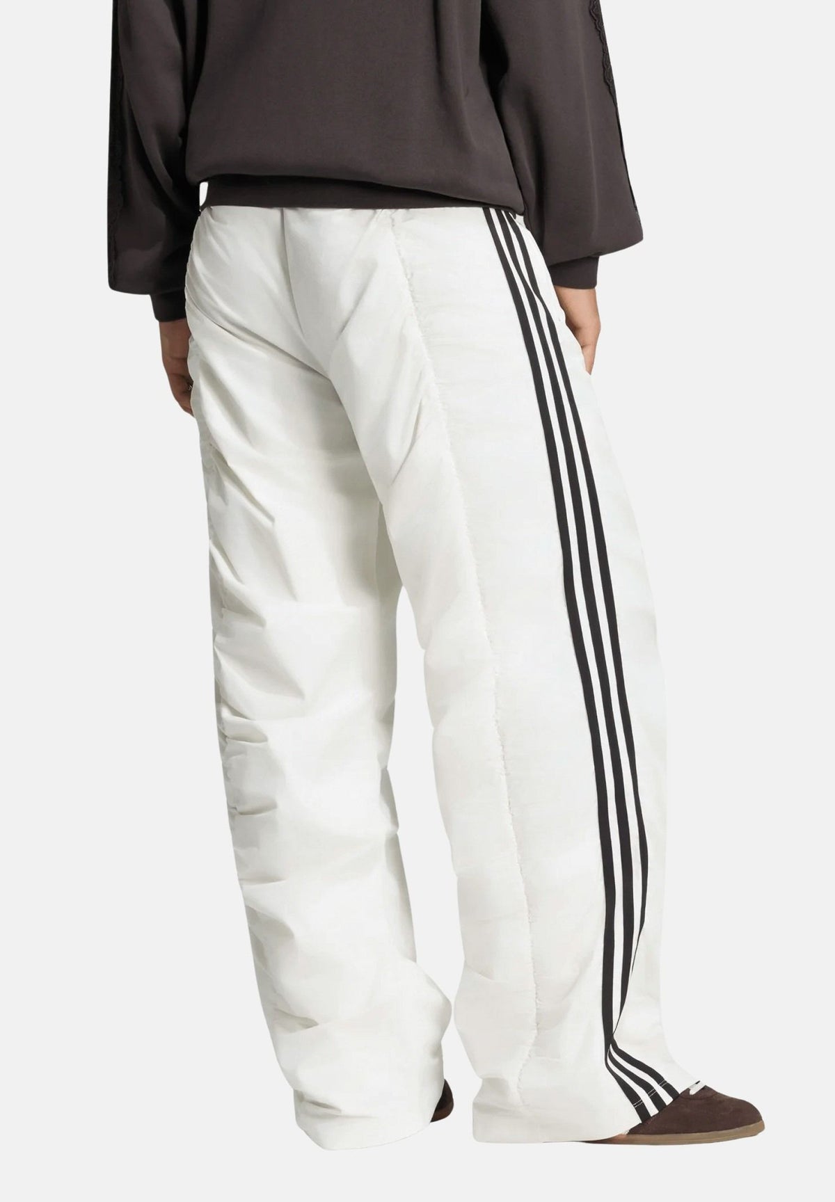 ADIDAS ORIGINALS Pantaloni ADILENIUM SEASON 6 RUFFLED Off White bianco da donna, con gamba ampia, arricciature e bande laterali nere.<BR/> LH1929 . ADIDAS ORIGINALS