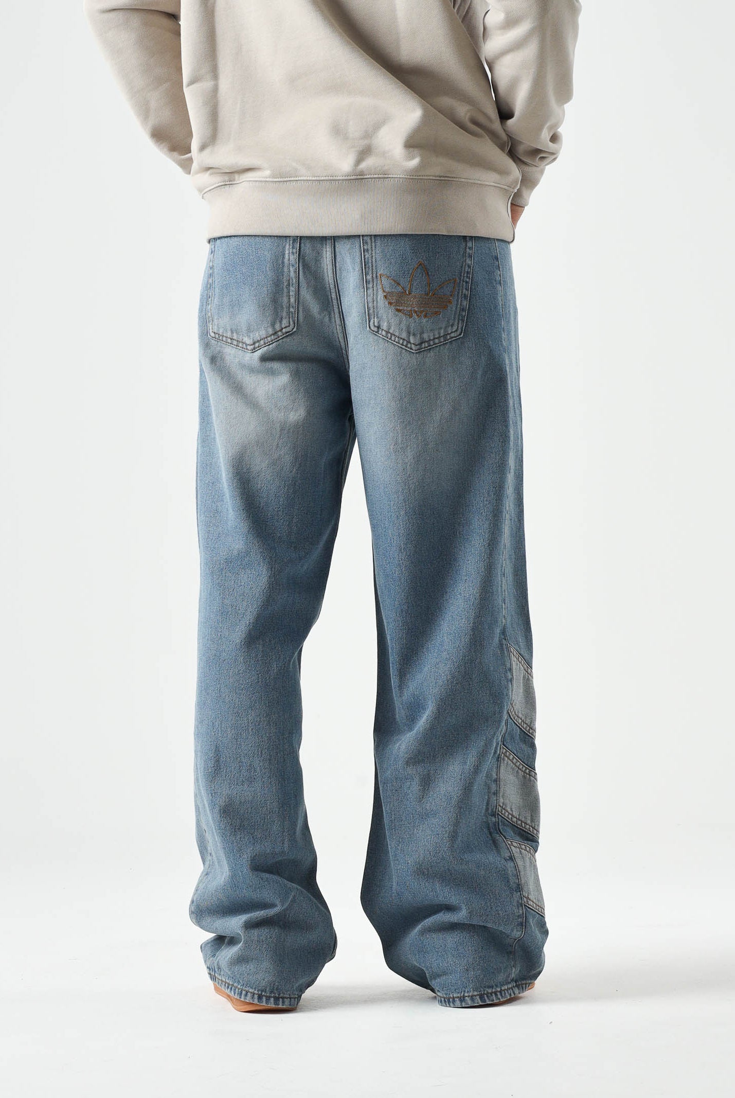 ADIDAS ORIGINALS Jeans in denim medio per uomo e donna KE0112 . ADIDAS ORIGINALS