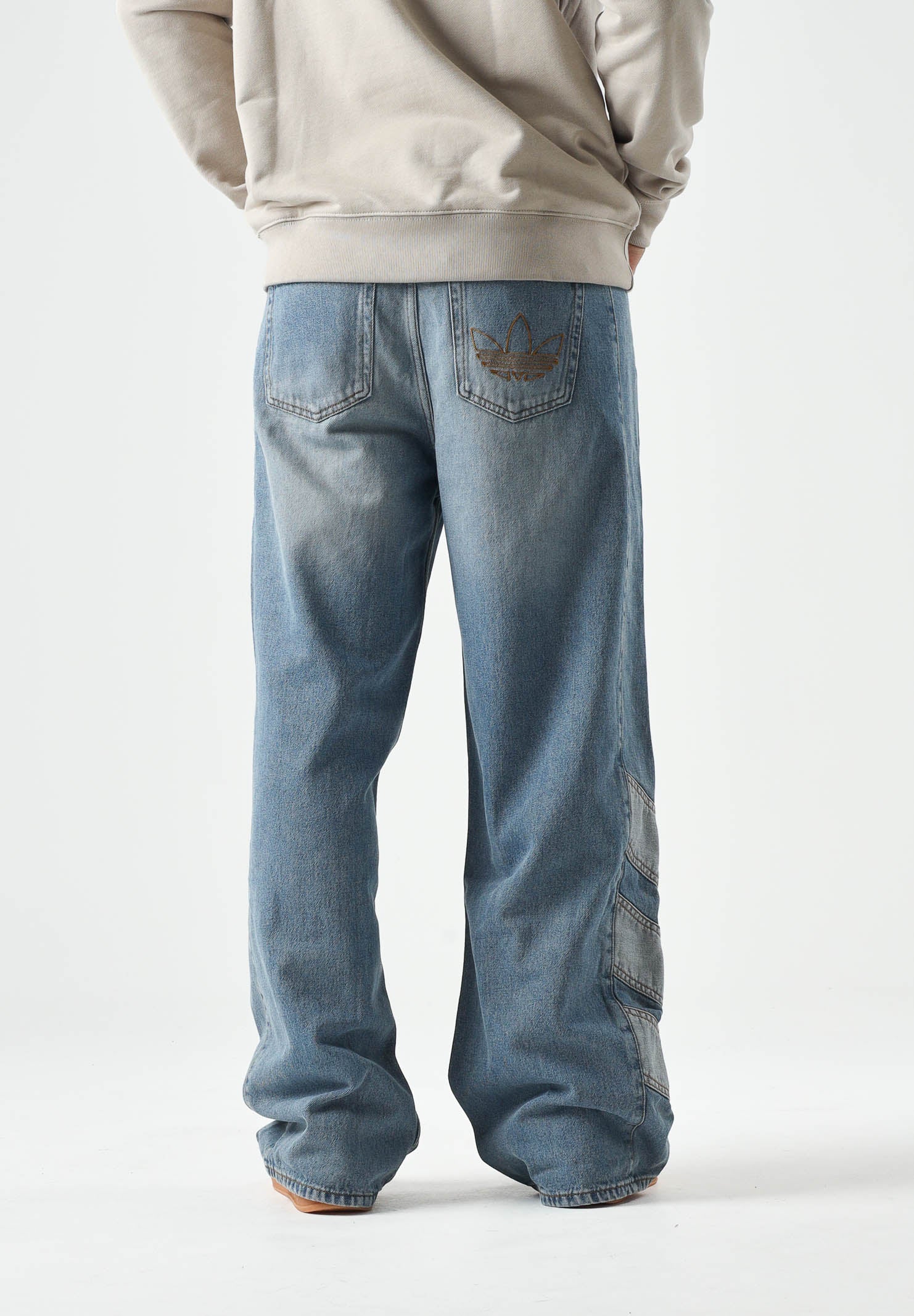 ADIDAS ORIGINALS Jeans in denim medio per uomo e donna KE0112 . ADIDAS ORIGINALS