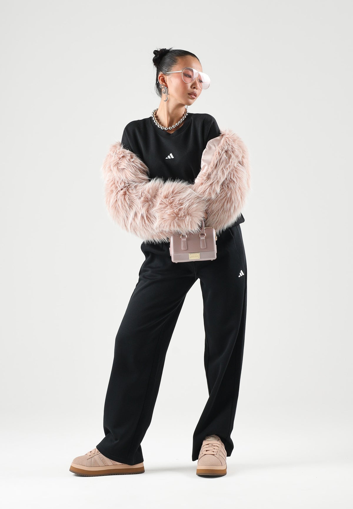 ADIDAS PERFORMANCE Felpa ESSENTIALS SMALL LOGO FEELCOZY Black / White nera da donna in misto cotone e poliestere riciclato con interno felpato garzato, girocollo classico, maniche lunghe, linea ampia e rilassata, polsini e fondo a costine e piccolo l JC5932 . ADIDAS PERFORMANCE