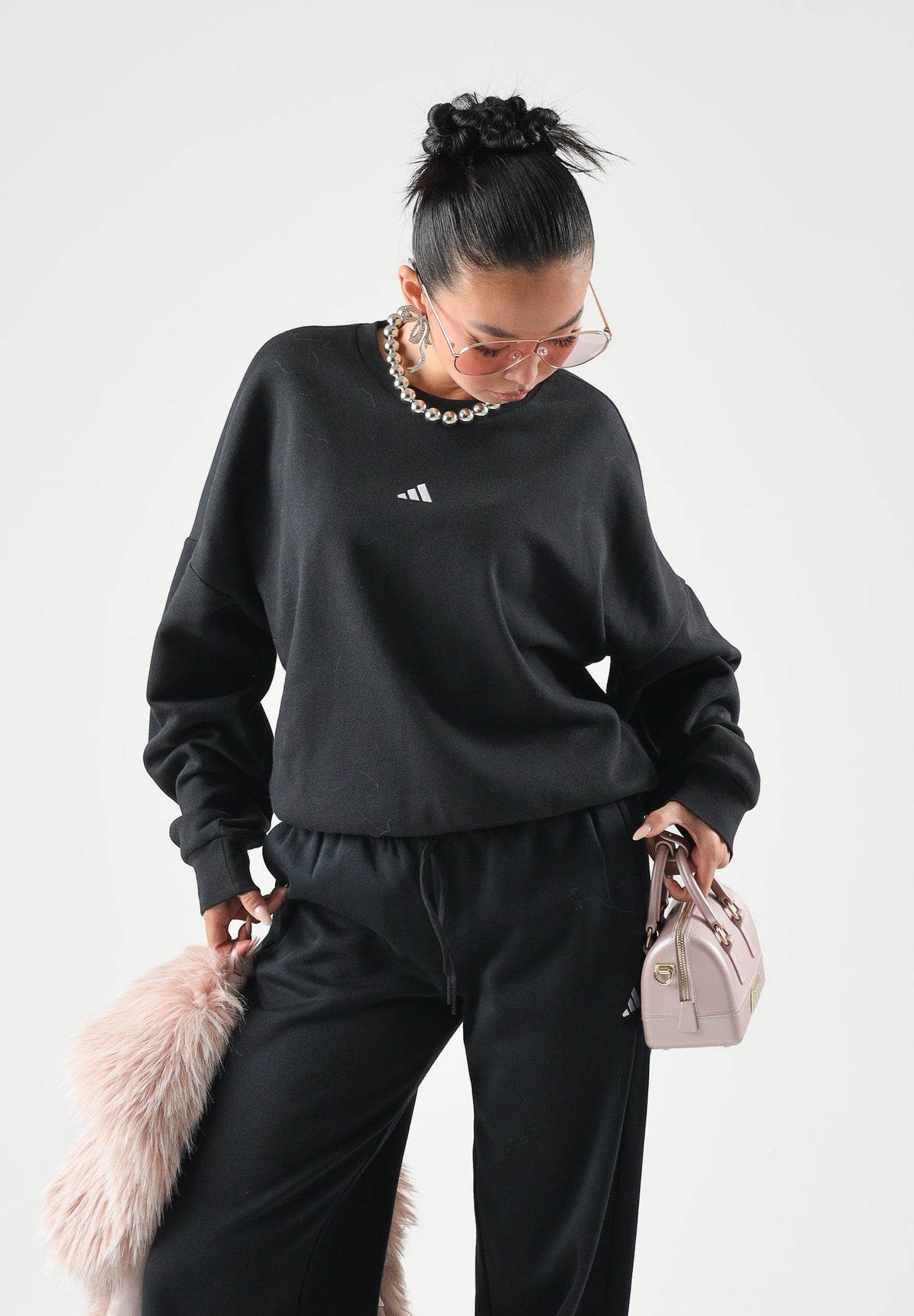 ADIDAS PERFORMANCE Felpa ESSENTIALS SMALL LOGO FEELCOZY Black / White nera da donna in misto cotone e poliestere riciclato con interno felpato garzato, girocollo classico, maniche lunghe, linea ampia e rilassata, polsini e fondo a costine e piccolo l JC5932 . ADIDAS PERFORMANCE