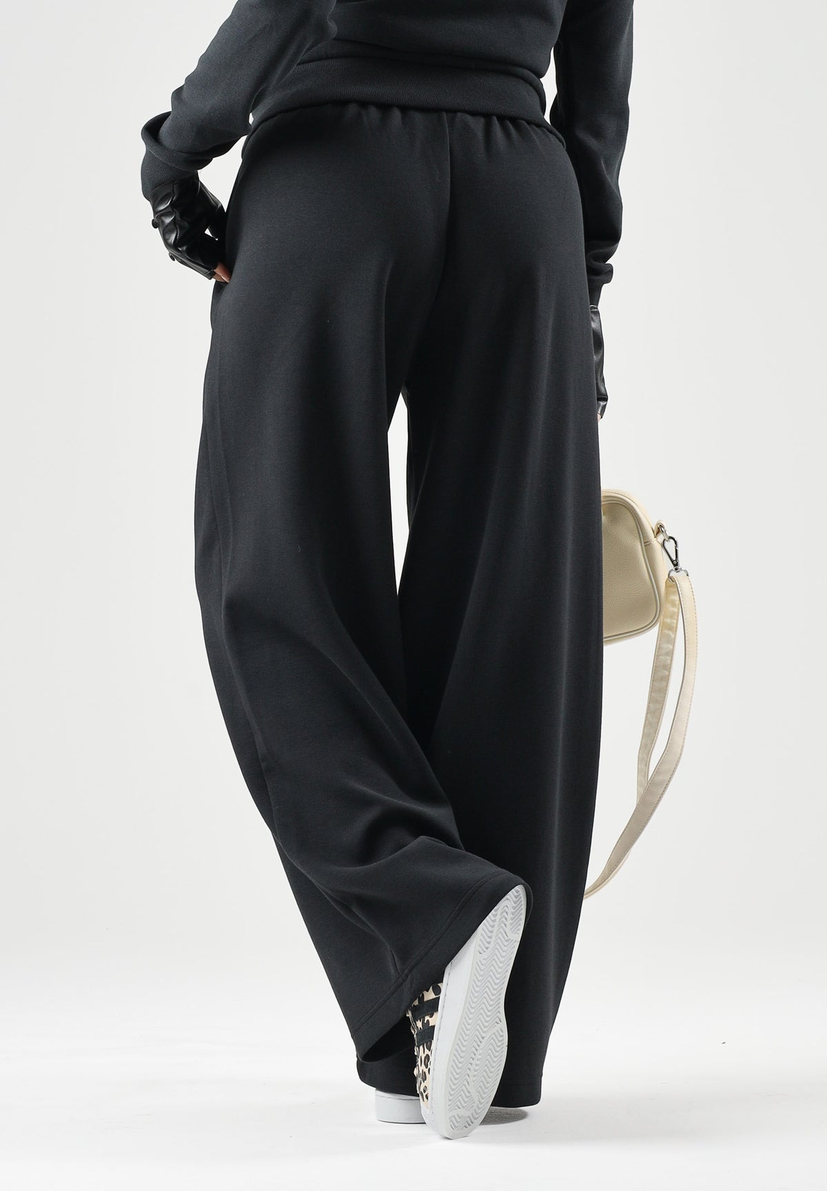 ADIDAS PERFORMANCE Pantaloni SOFT LUX STRAIGHT neri da donna KE6823 . ADIDAS PERFORMANCE