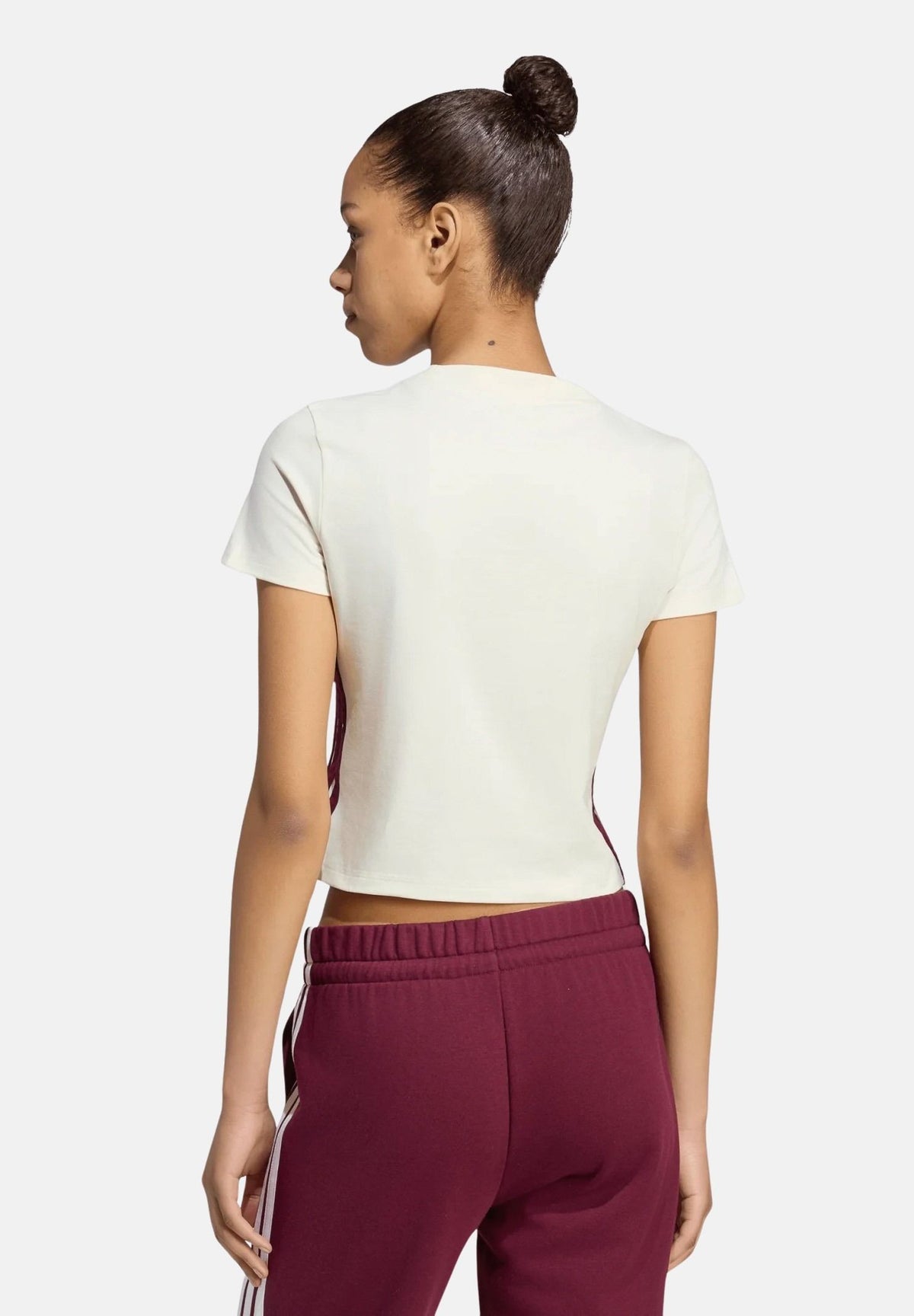 ADIDAS PERFORMANCE T-shirt ESSENTIALS 3-STRIPES SLIM BABY Ivory/Maroon avorio e bordeaux da donna, con girocollo e logo sul petto. KF6280 . ADIDAS PERFORMANCE