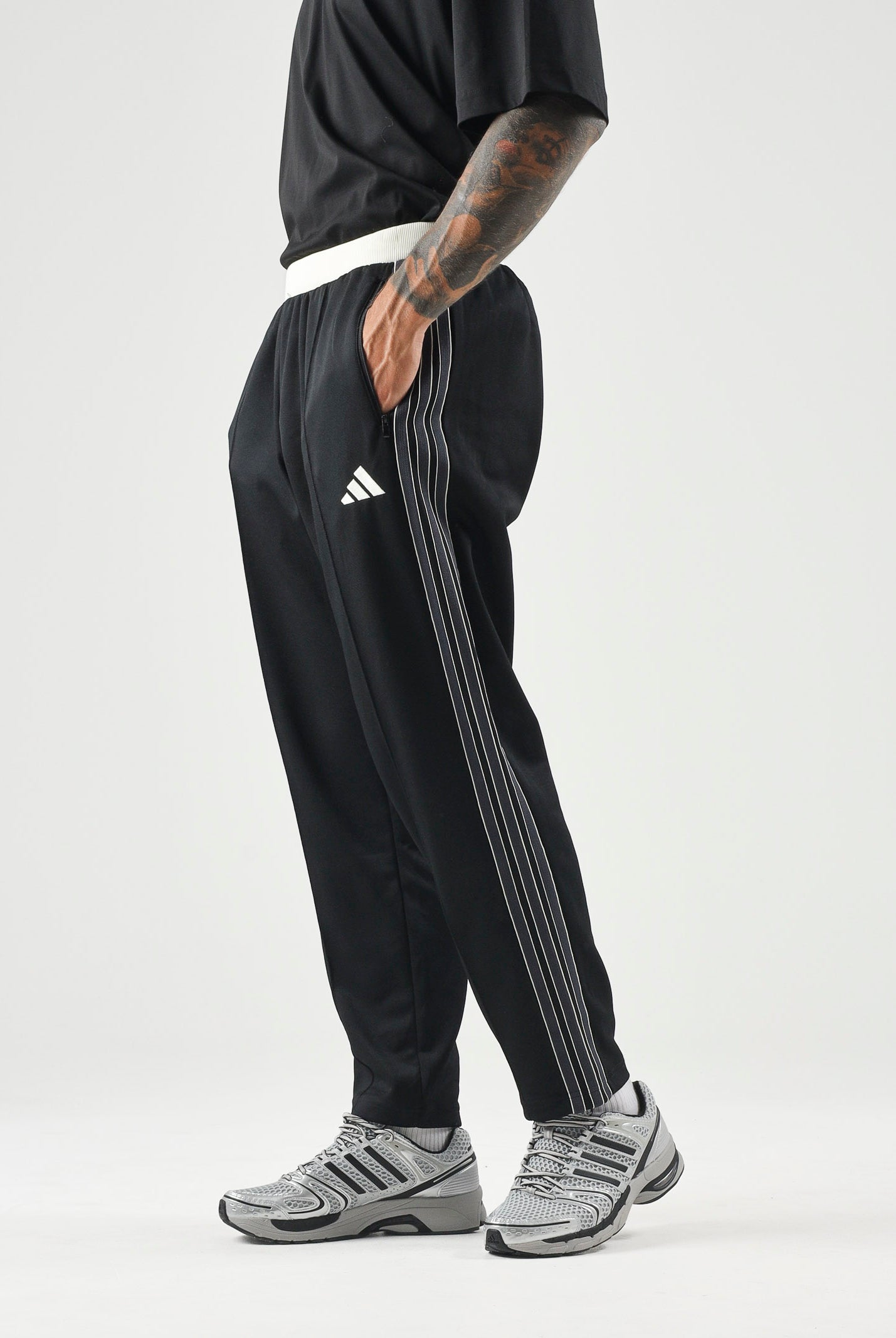 ADIDAS PERFORMANCE Pantaloni sportivi Stadium Regular Fit Piqué Track Pants Black nero con dettagli grigi e avorio uomo. KV5918 . ADIDAS PERFORMANCE