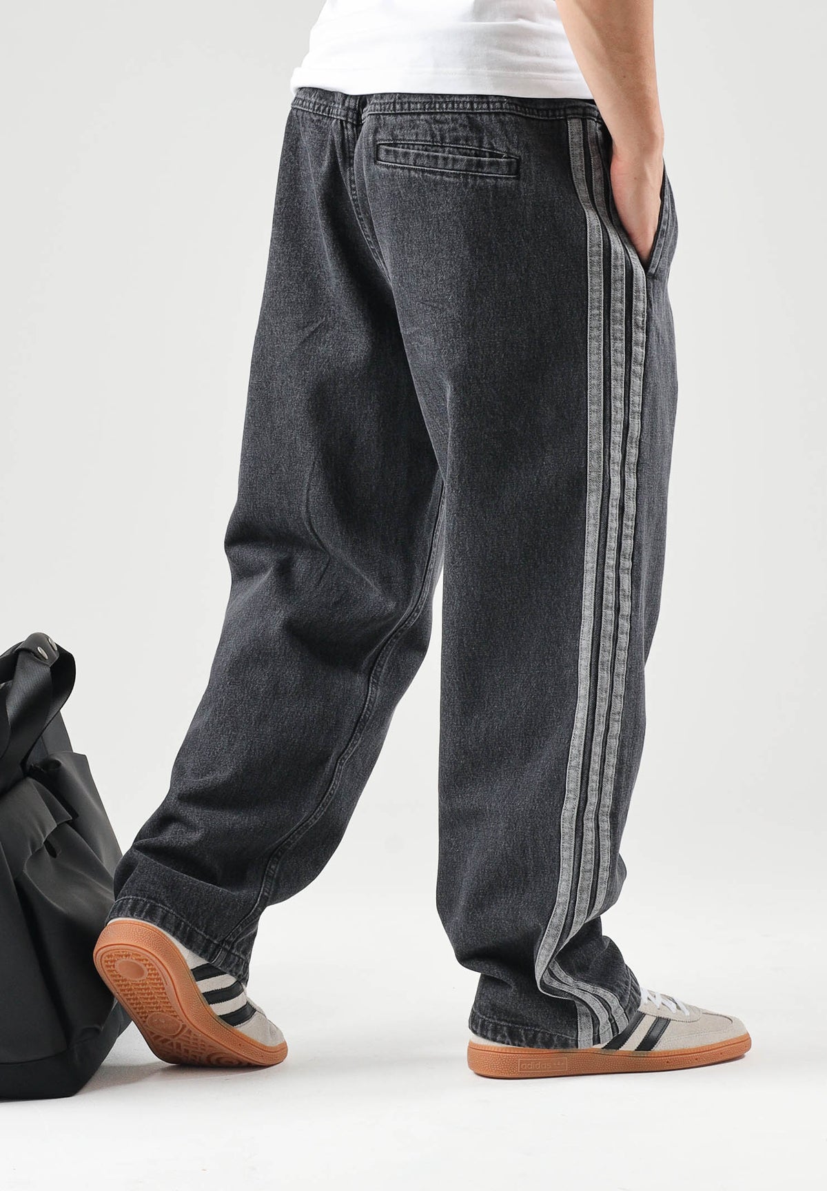 ADIDAS PERFORMANCE Jeans STADIUM nero da uomo con iconiche<BR/> 3-stripes KV8336 . ADIDAS PERFORMANCE