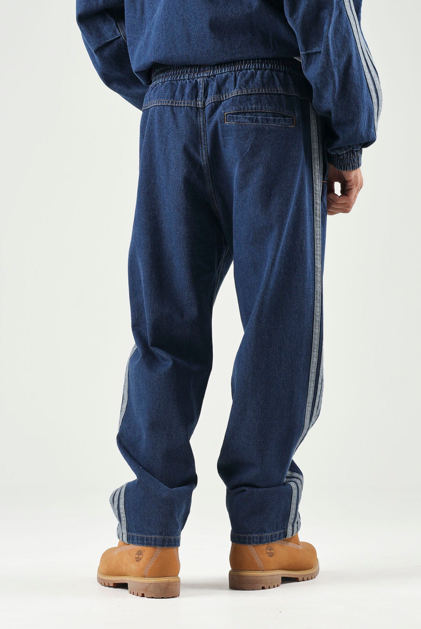 ADIDAS PERFORMANCE Jeans indigo blu da uomo con iconiche 3-Stripes laterali a contrasto. KV8348 . ADIDAS PERFORMANCE