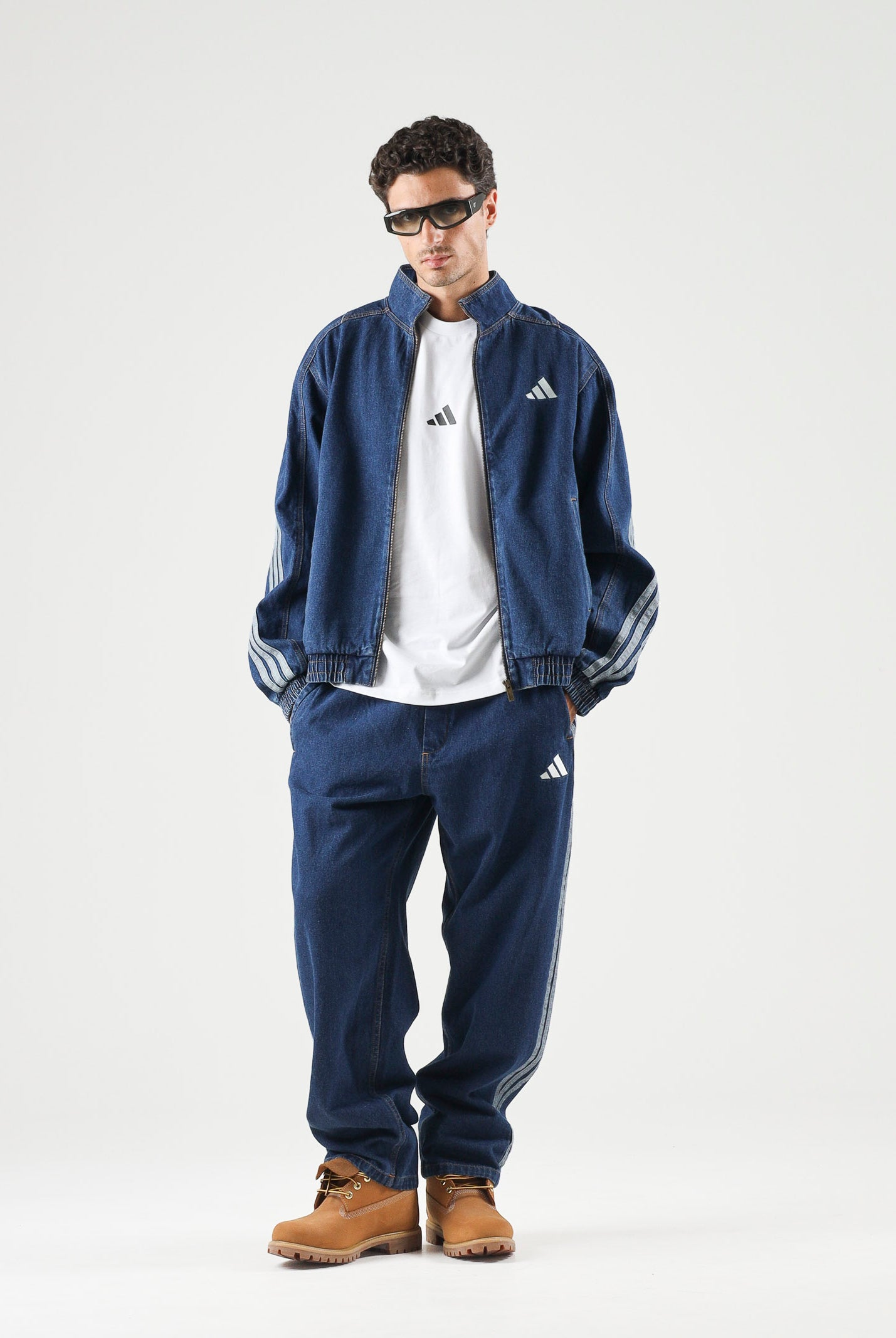 ADIDAS PERFORMANCE Jeans indigo blu da uomo con iconiche 3-Stripes laterali a contrasto. KV8348 . ADIDAS PERFORMANCE