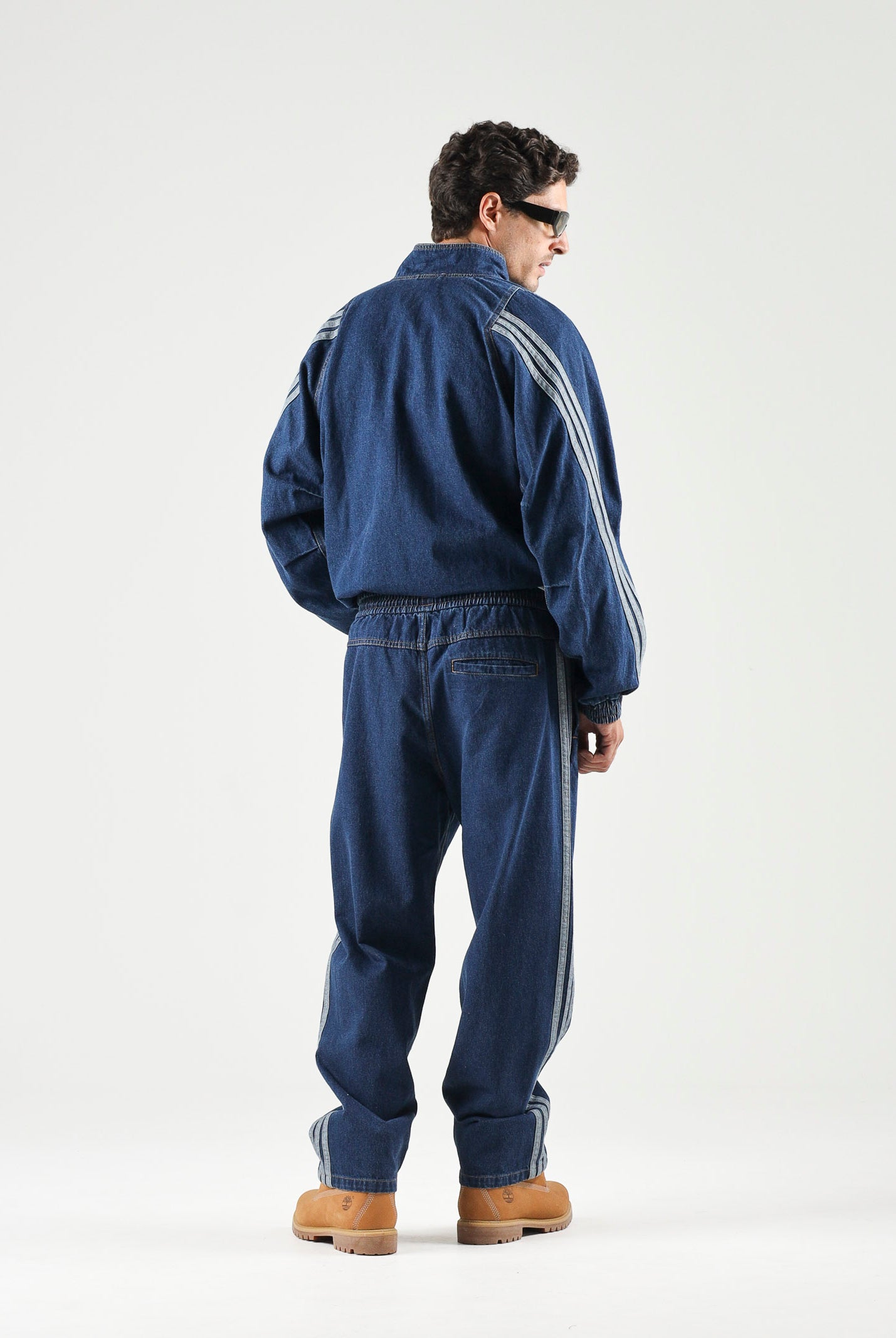 ADIDAS PERFORMANCE Jeans indigo blu da uomo con iconiche 3-Stripes laterali a contrasto. KV8348 . ADIDAS PERFORMANCE