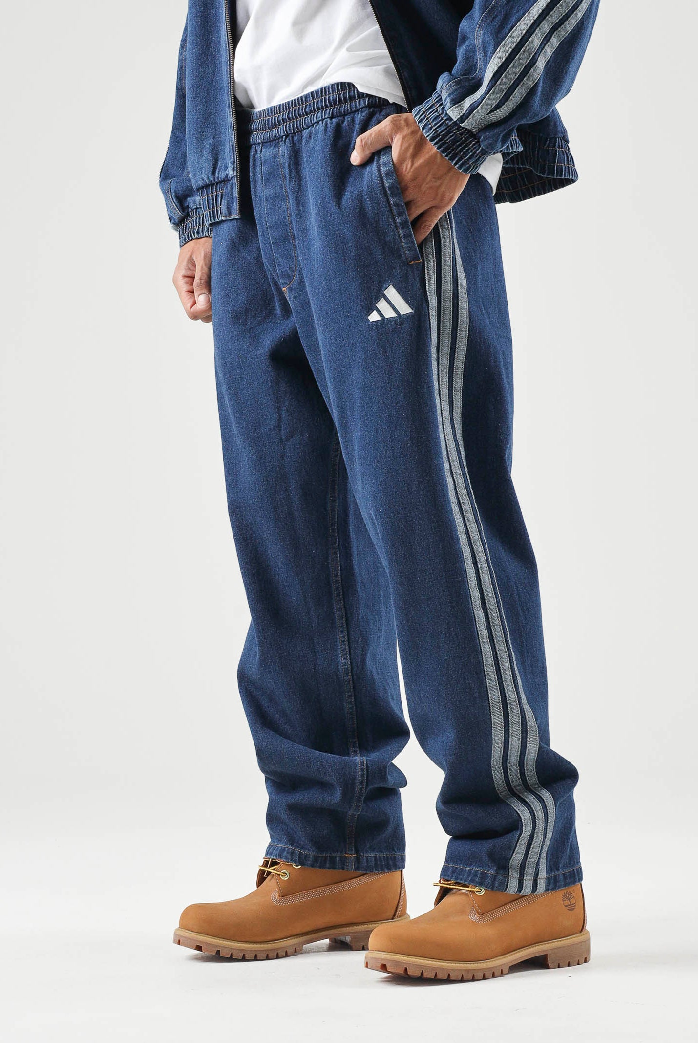ADIDAS PERFORMANCE Jeans indigo blu da uomo con iconiche 3-Stripes laterali a contrasto. KV8348 . ADIDAS PERFORMANCE