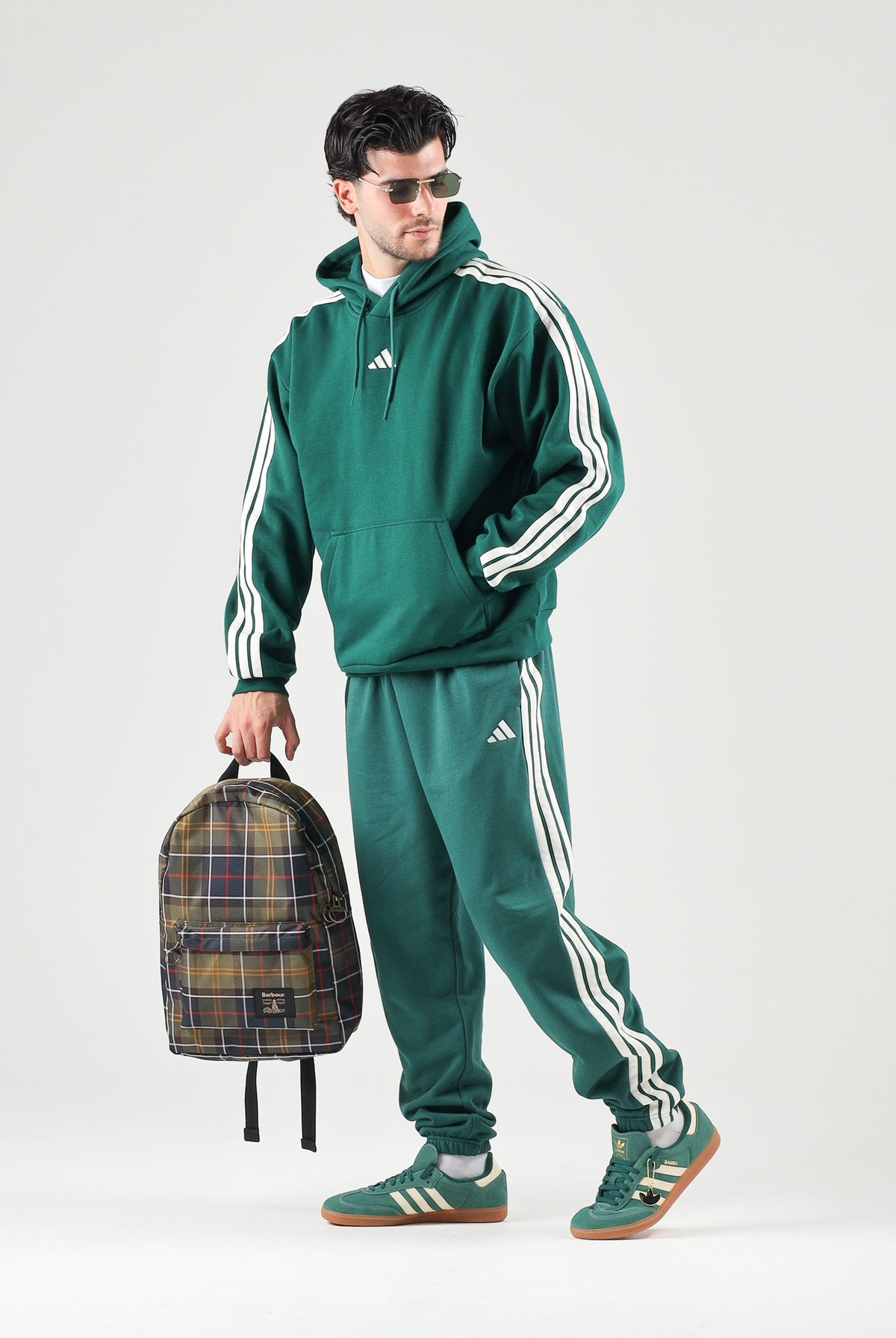 ADIDAS PERFORMANCE Pantaloni ESSENTIALS 3 verdi per uomo con tre strisce laterali e fondo elasticizzato KY4129 . ADIDAS PERFORMANCE