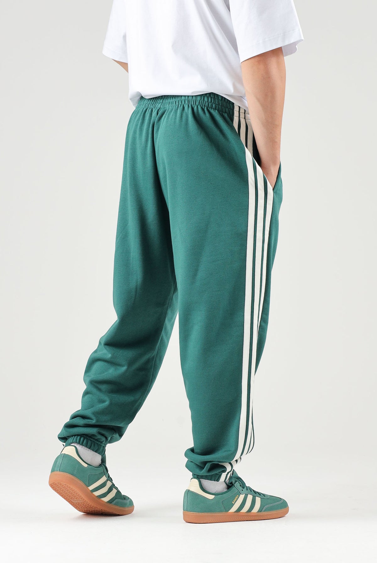 ADIDAS PERFORMANCE Pantaloni ESSENTIALS 3 verdi per uomo con tre strisce laterali e fondo elasticizzato KY4129 . ADIDAS PERFORMANCE