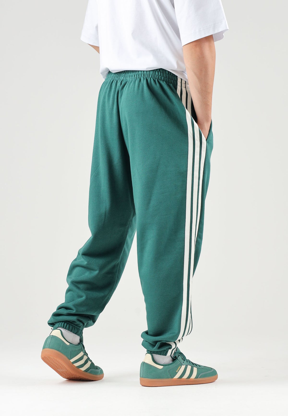 ADIDAS PERFORMANCE Pantaloni ESSENTIALS 3 verdi per uomo con tre strisce laterali e fondo elasticizzato KY4129 . ADIDAS PERFORMANCE