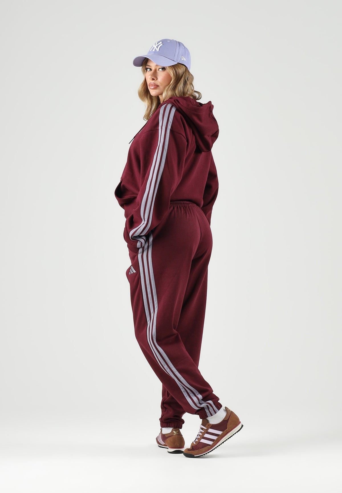 ADIDAS PERFORMANCE Pantaloni sportivi ESSENTIALS 3-STRIPES bordeaux per uomo e donna<BR/> KY4134 . ADIDAS PERFORMANCE