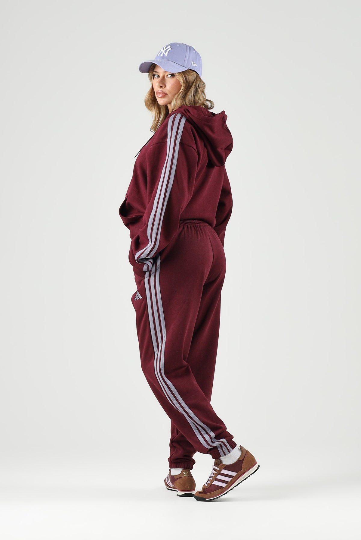 ADIDAS PERFORMANCE Pantaloni sportivi ESSENTIALS 3-STRIPES bordeaux per uomo e donna<BR/> KY4134 . ADIDAS PERFORMANCE