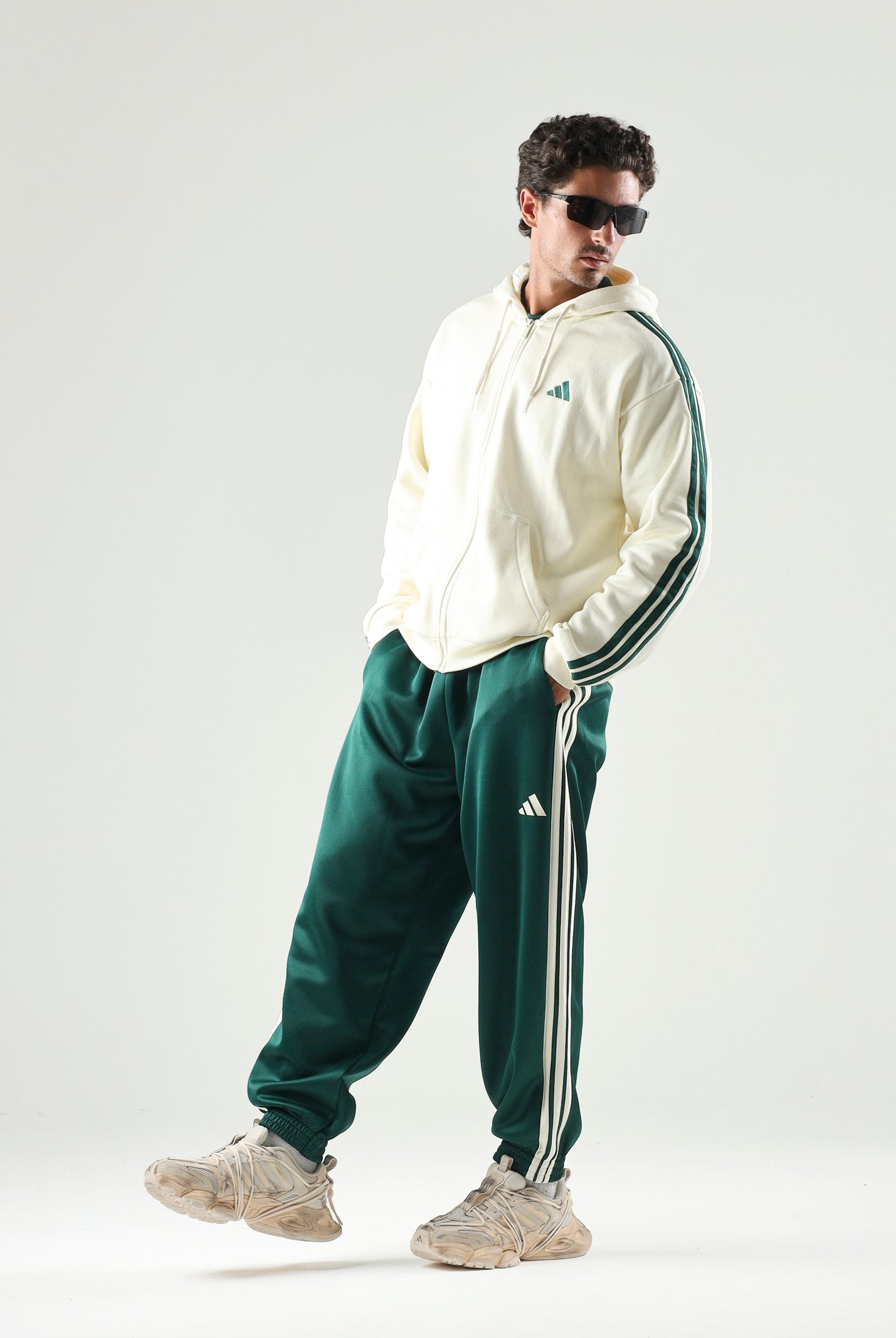 ADIDAS PERFORMANCA felpa con cappuccio e zip Essentials 3-Stripes Fleece Full-Zip HoodieIvory/Collegiate Green avorio e verde da uomo. KY4149 . ADIDAS PERFORMANCE