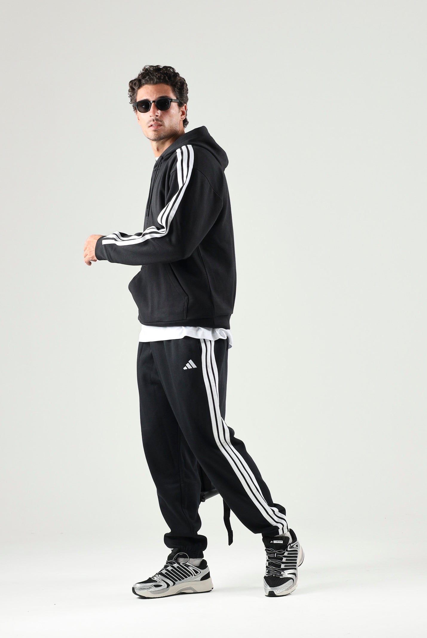 ADIDAS PERFORMANCE pantaloni sportivi Essentials 3-Stripes Fleece Tapered Cuffed Pants Black/White neri e bianchi da uomo. KY6526 . ADIDAS PERFORMANCE