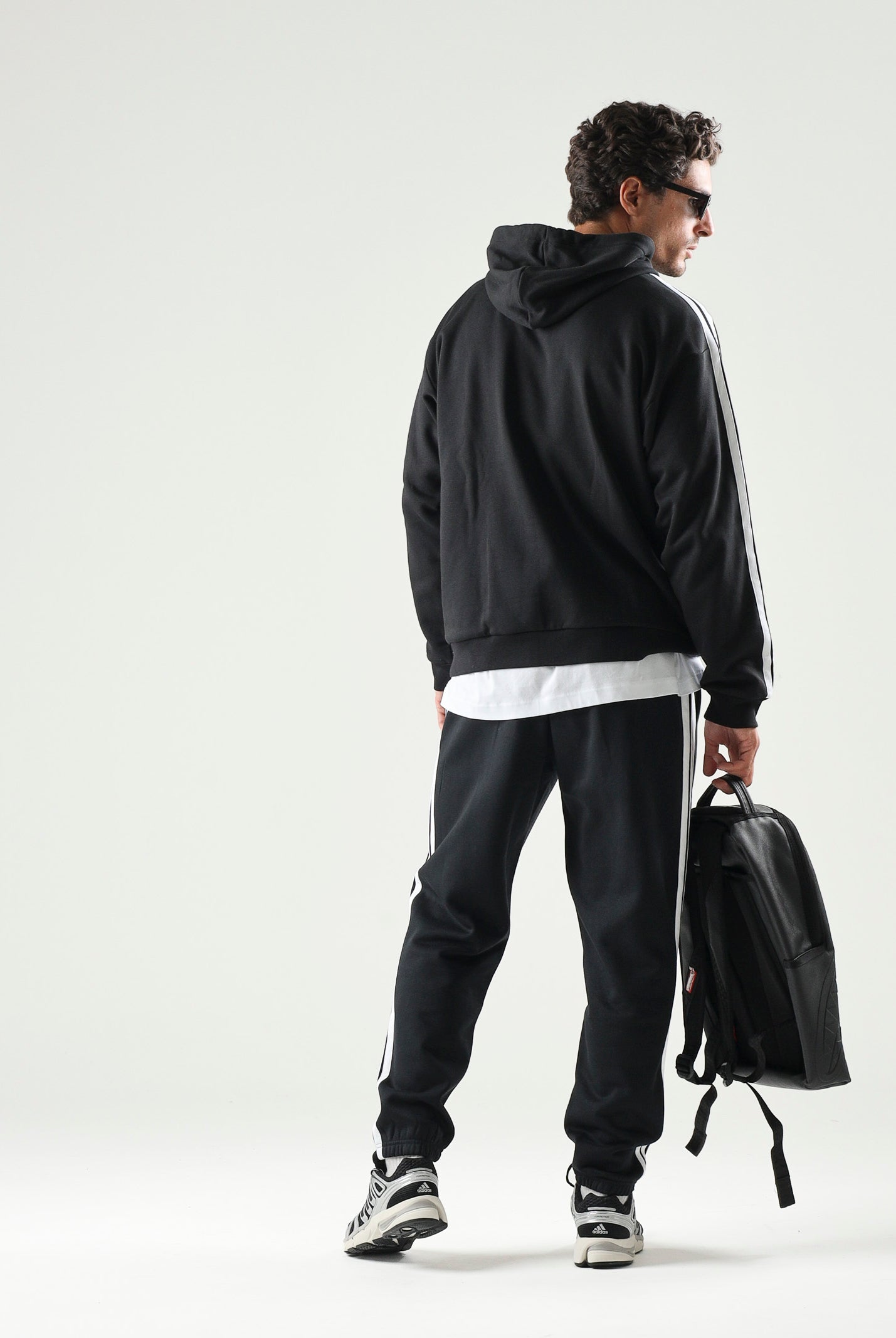 ADIDAS PERFORMANCE pantaloni sportivi Essentials 3-Stripes Fleece Tapered Cuffed Pants Black/White neri e bianchi da uomo. KY6526 . ADIDAS PERFORMANCE