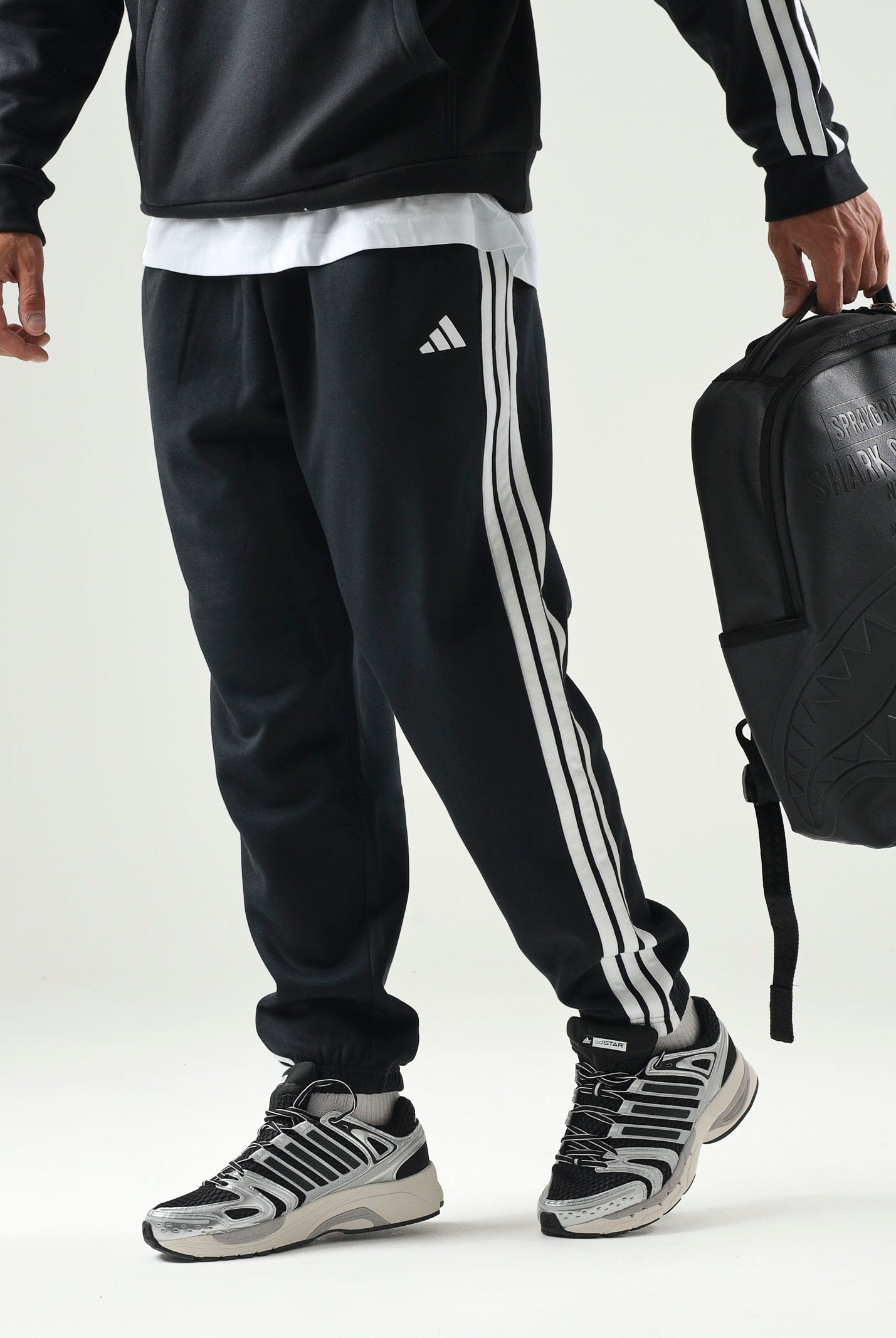 ADIDAS PERFORMANCE pantaloni sportivi Essentials 3-Stripes Fleece Tapered Cuffed Pants Black/White neri e bianchi da uomo. KY6526 . ADIDAS PERFORMANCE