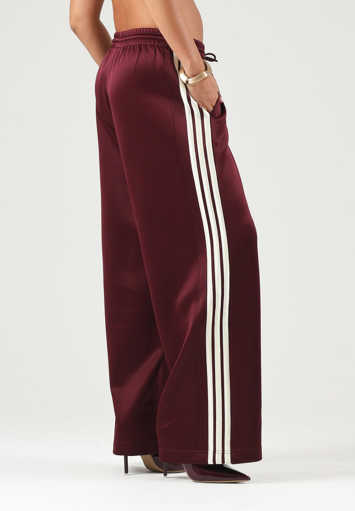 ADIDAS PERFORMANCE Pantaloni 3-STRIPES WIDE LEG TRACK PANTS Maroon/Ivory bordeaux e avorio donna. KY8168 . ADIDAS PERFORMANCE