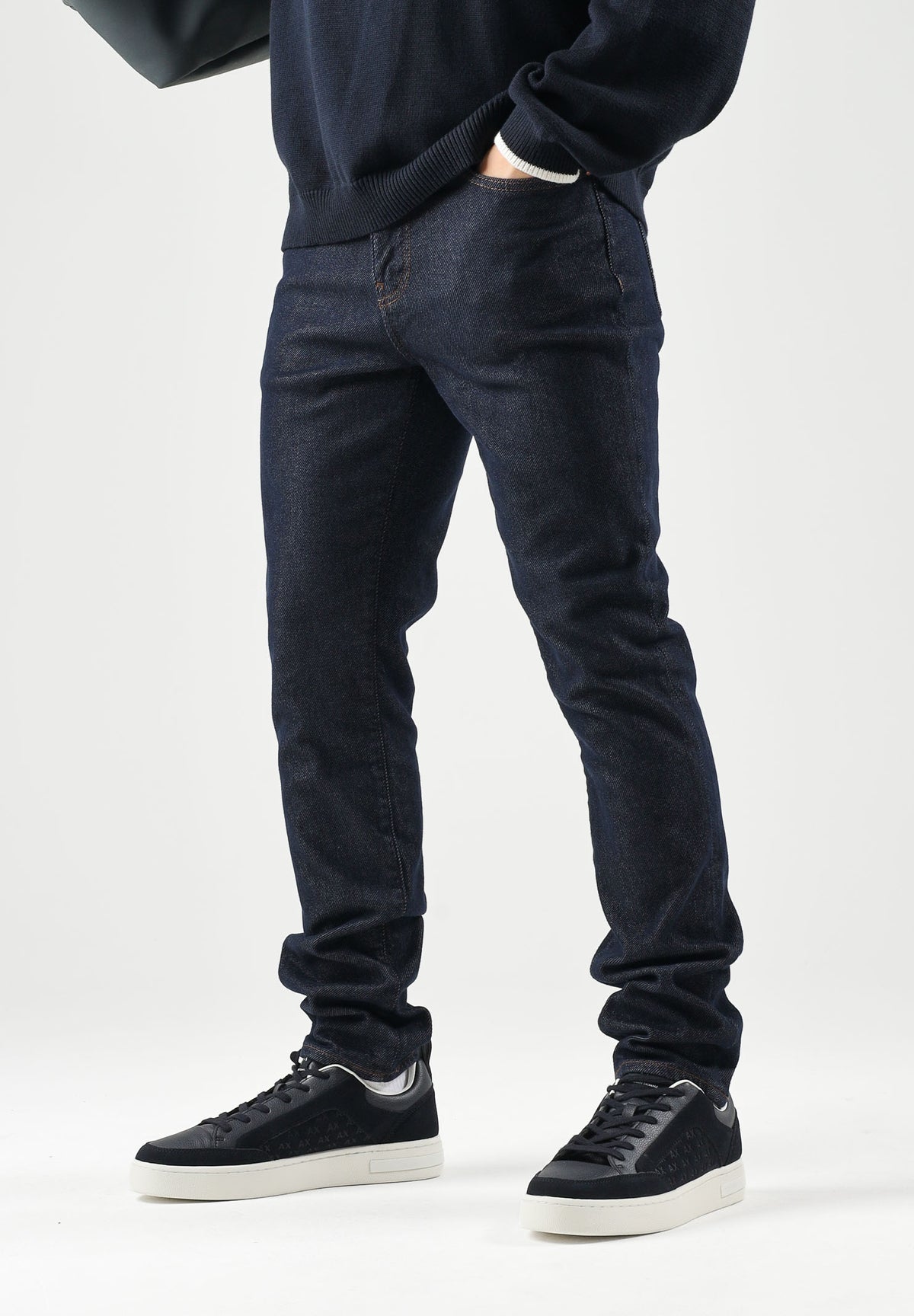 ARMANI EXCHANGE Jeans blue denim per uomo con lavaggio scuro e cinque tasche. XM000070AF27235 MB001 ARMANI EXCHANGE