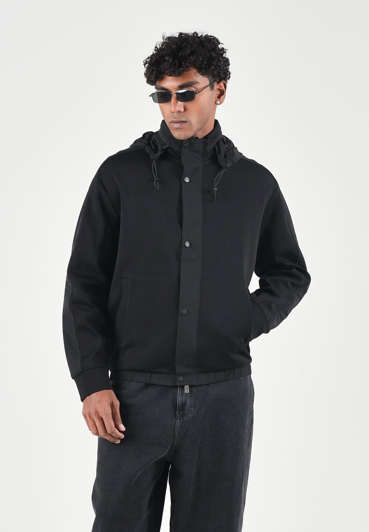 ARMANI EXCHANGE Giacca a vento nera da uomo con colletto alto protettivo e chiusura frontale con bottoni automatici. XM001011AF10818 UC001 ARMANI EXCHANGE