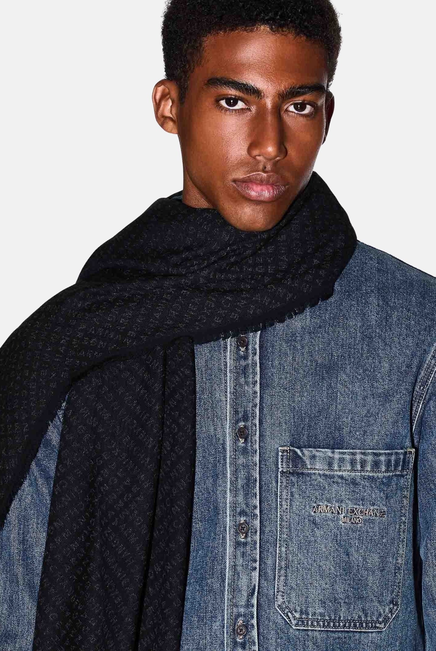 ARMANI EXCHANGE Pashmina nera per uomo e donna caratterizzata da una trama jacquard con logo XM001714AF17470 FC022 ARMANI EXCHANGE