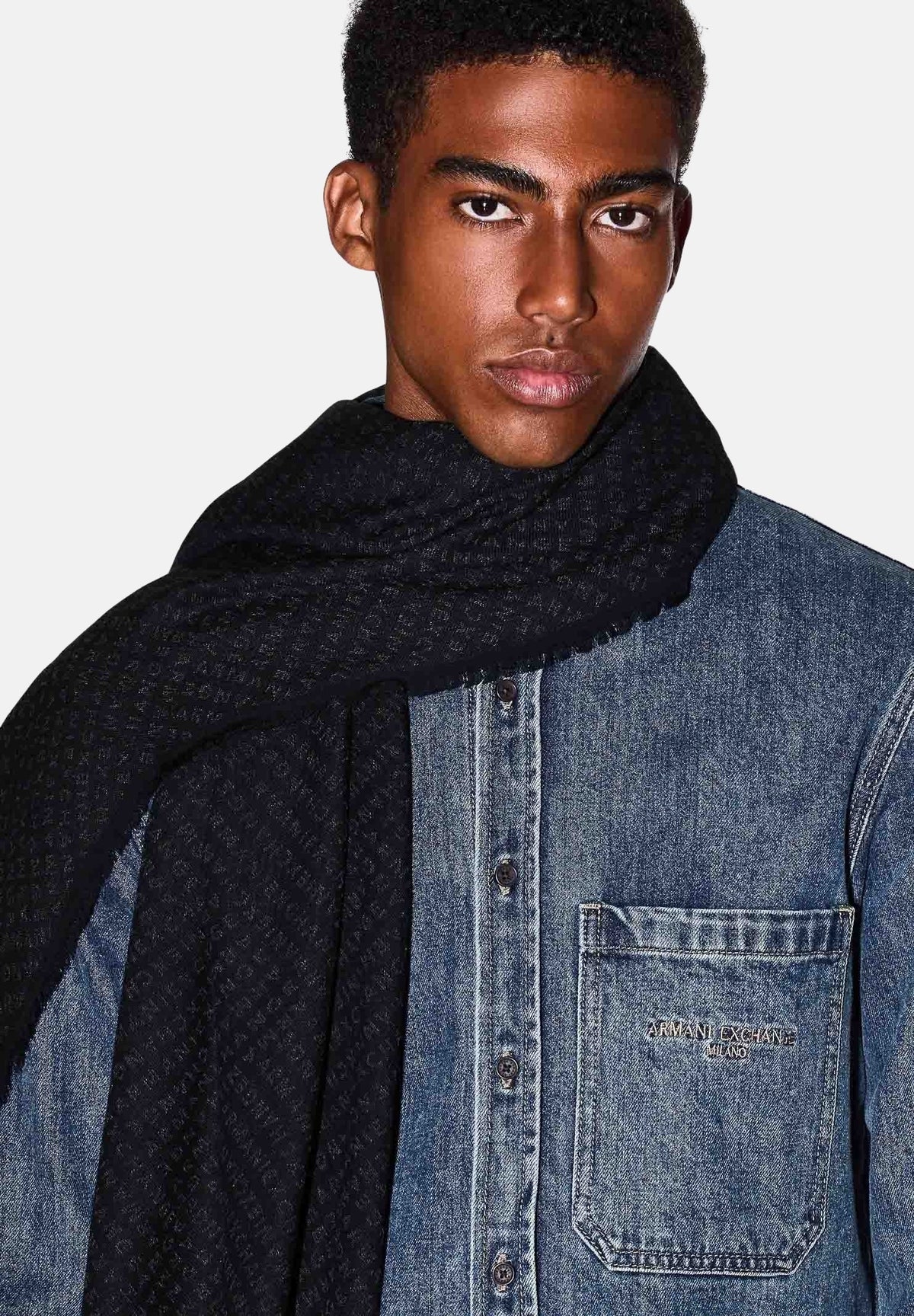 ARMANI EXCHANGE Pashmina nera per uomo e donna caratterizzata da una trama jacquard con logo XM001714AF17470 FC022 ARMANI EXCHANGE