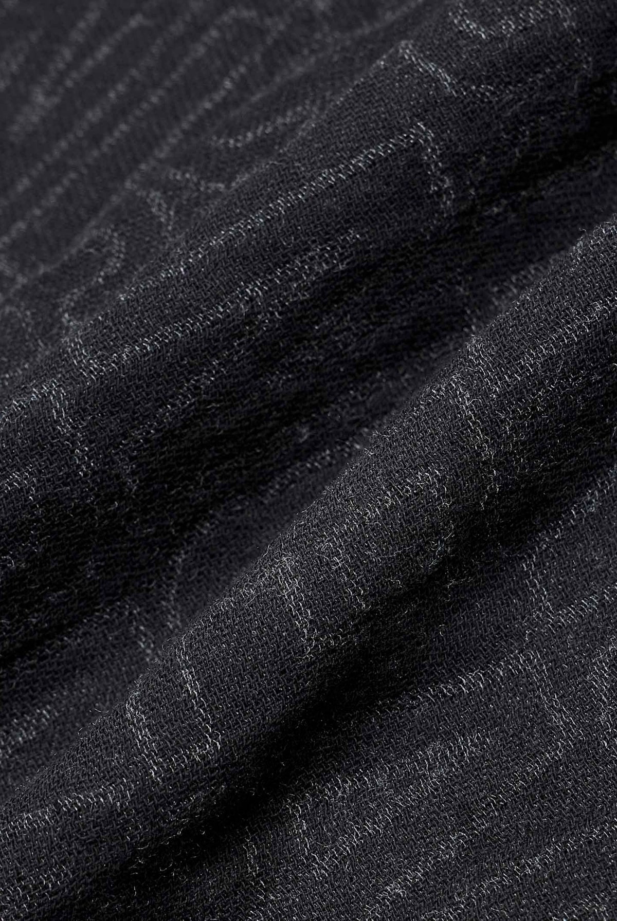ARMANI EXCHANGE Pashmina nera per uomo e donna con motivo logo all-over e frange sottili. XM001714AF17470 FC361 ARMANI EXCHANGE