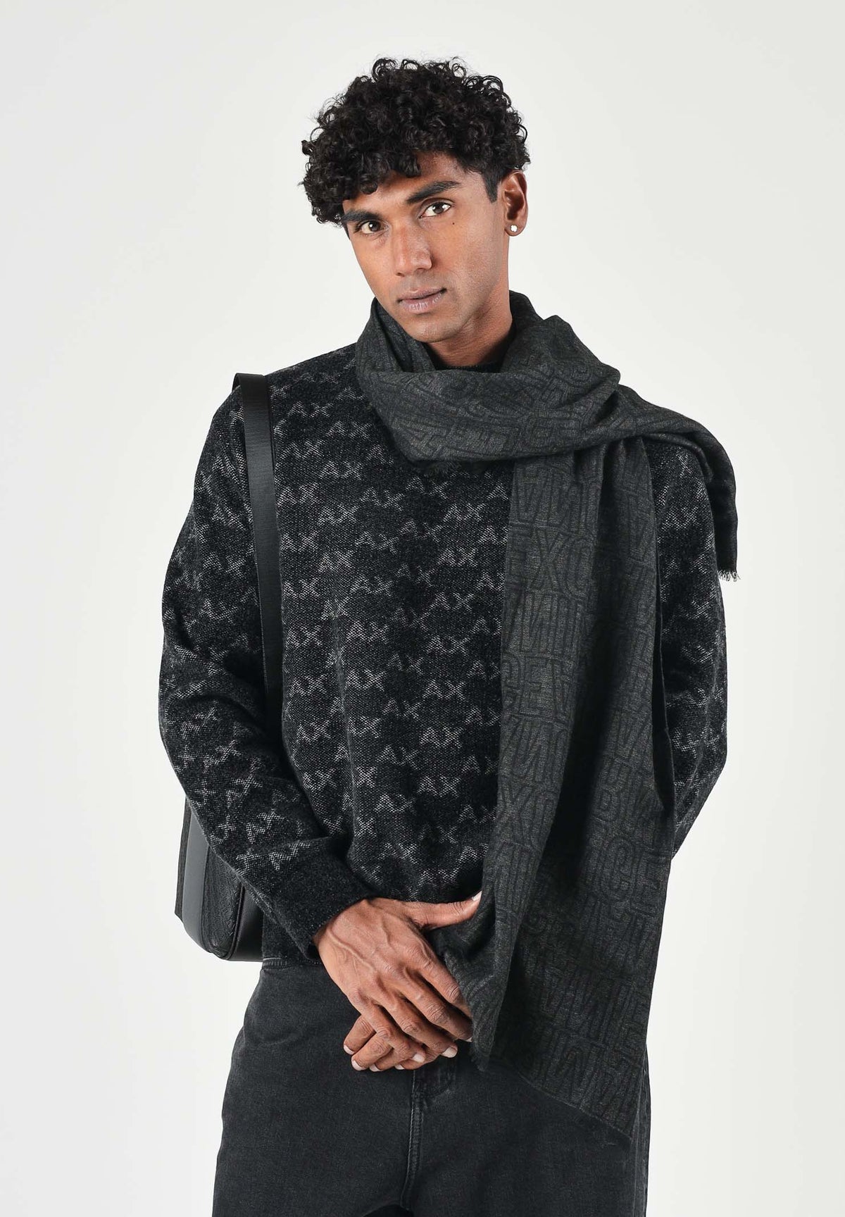 ARMANI EXCHANGE Pashmina nera per uomo e donna con motivo logo all-over e frange sottili. XM001714AF17470 FC361 ARMANI EXCHANGE
