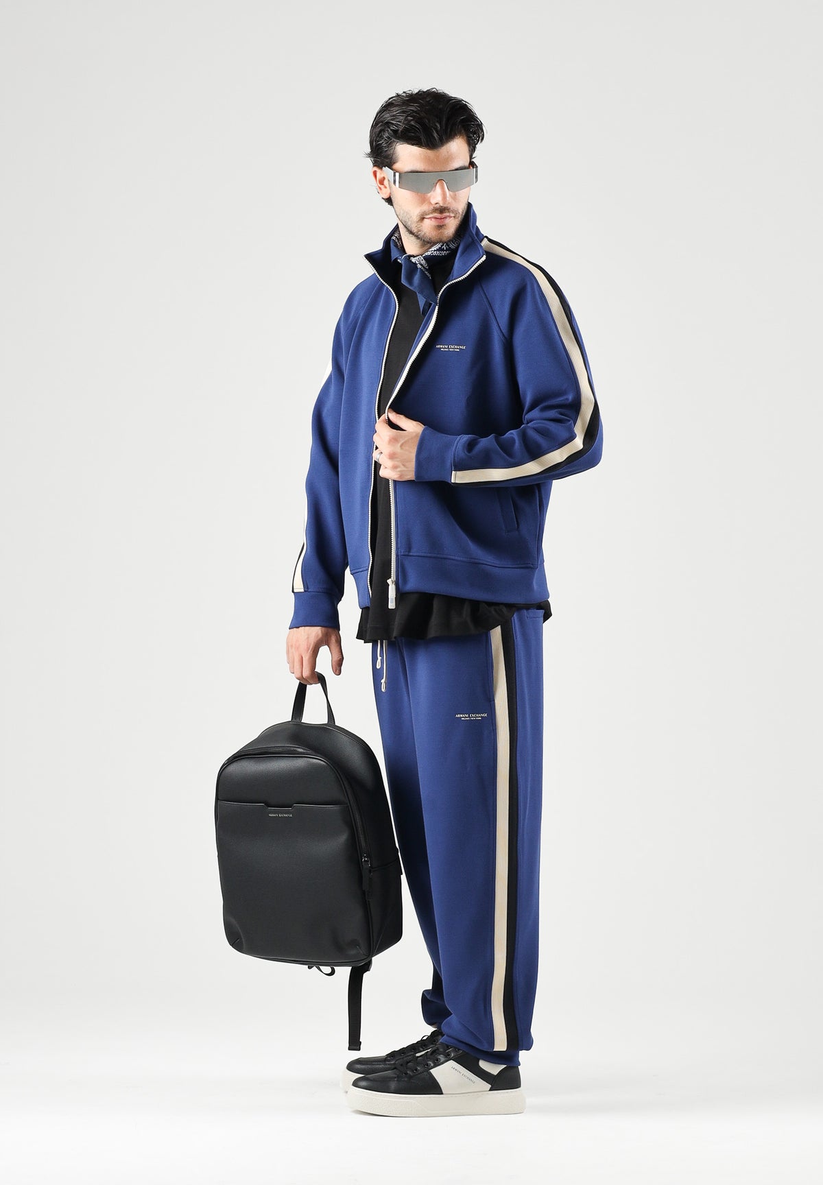 ARMANI EXCHANGE Pantaloni JOGGER blue depths per uomo con coulisse in vita e bande laterali a contrasto. XM002893AF19936 UB095 ARMANI EXCHANGE