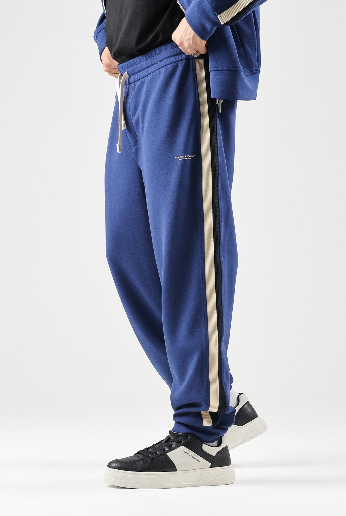 ARMANI EXCHANGE Pantaloni JOGGER blue depths per uomo con coulisse in vita e bande laterali a contrasto. XM002893AF19936 UB095 ARMANI EXCHANGE